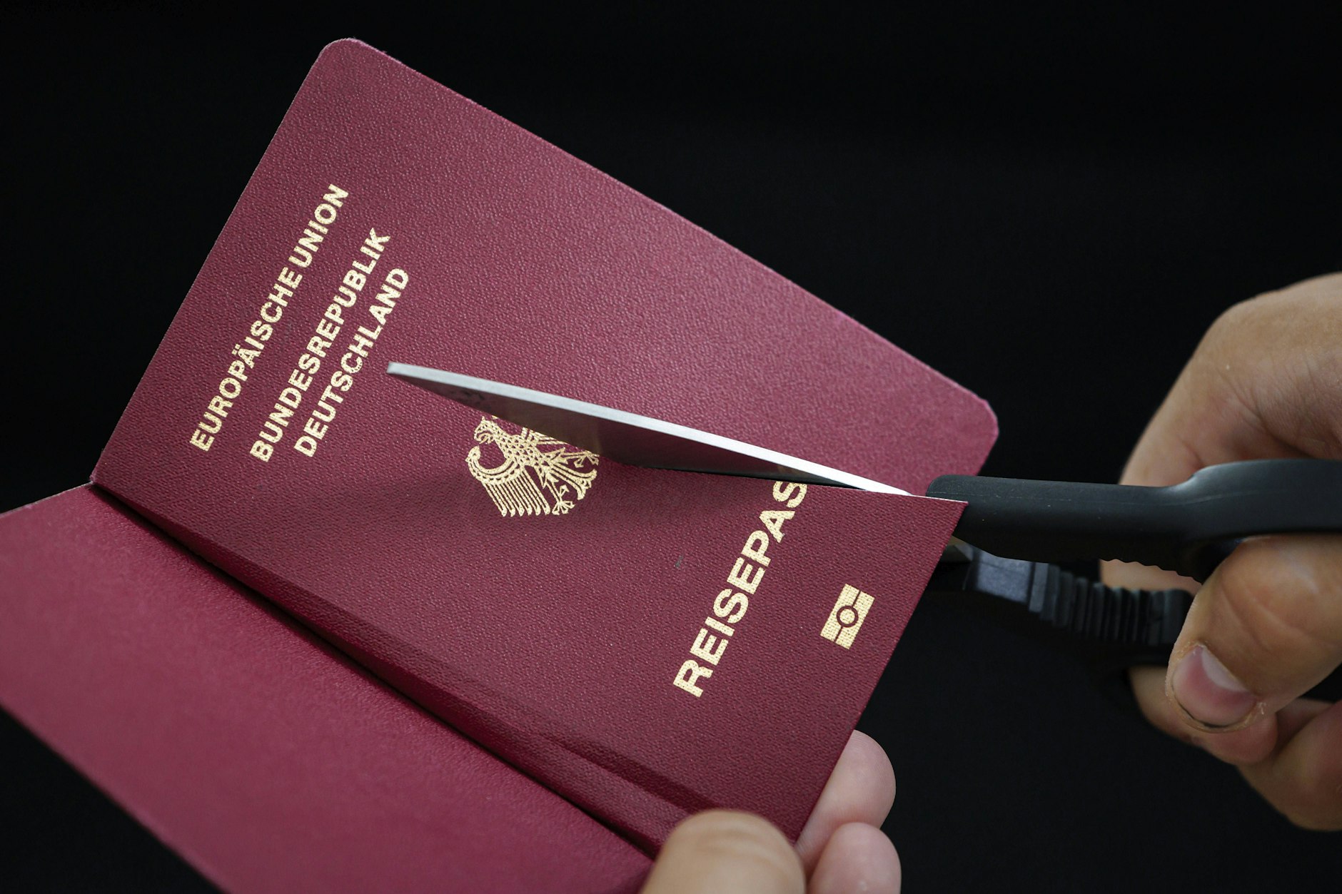 Der frisch ausgestellte deutsche Pass eines Palästinensers wird wieder eingezogen, weil er der Hamas auf Social Media gehuldigt hatte (Symbolfoto).
