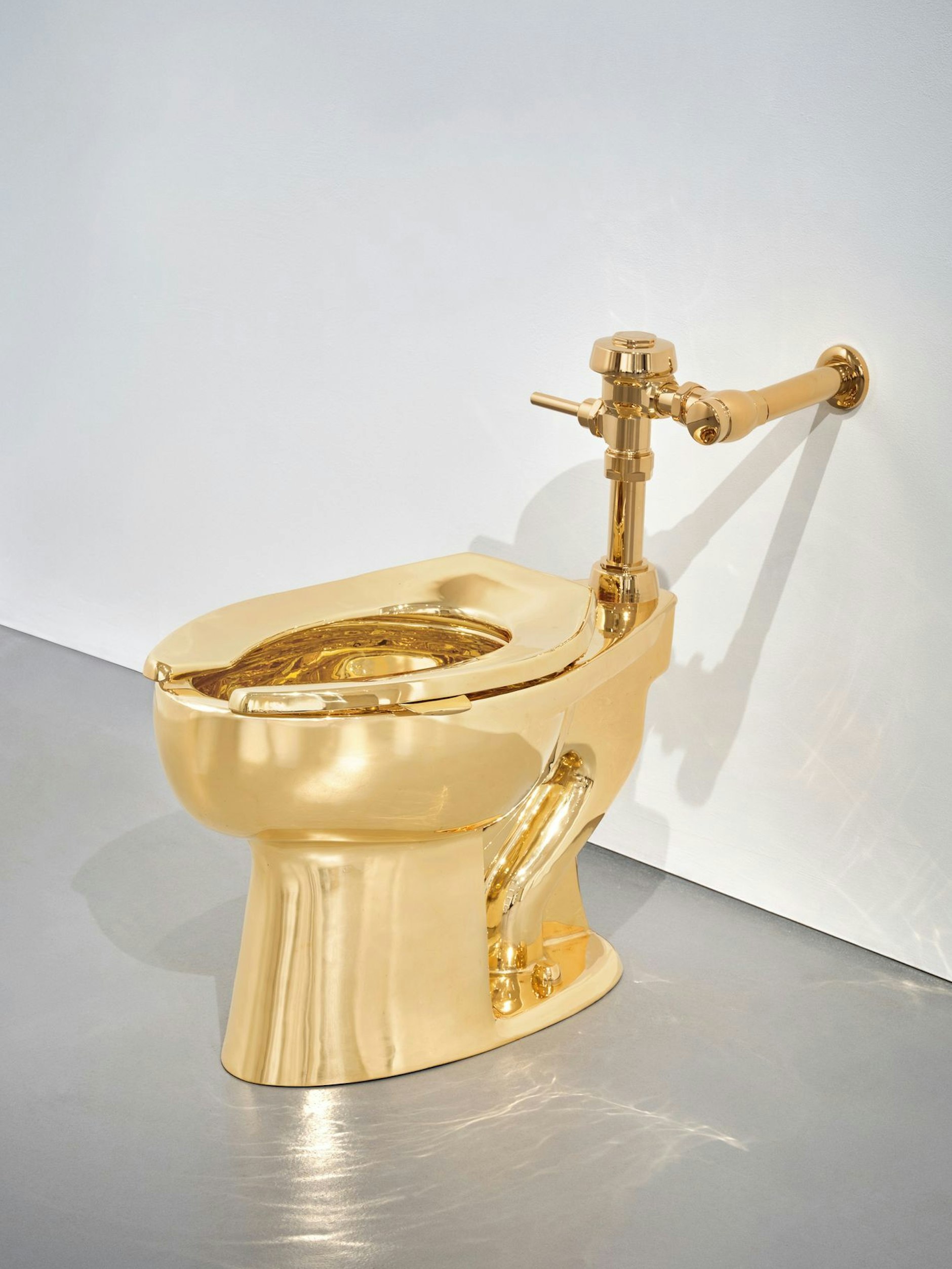 Auch Cattelans spektakuläres Gold-Klo fand für sage und schreibe 12,1 Millionen Dollar einen neuen Besitzer: Ein noch ungenanntes US-Marken-Label ersteigerte es.