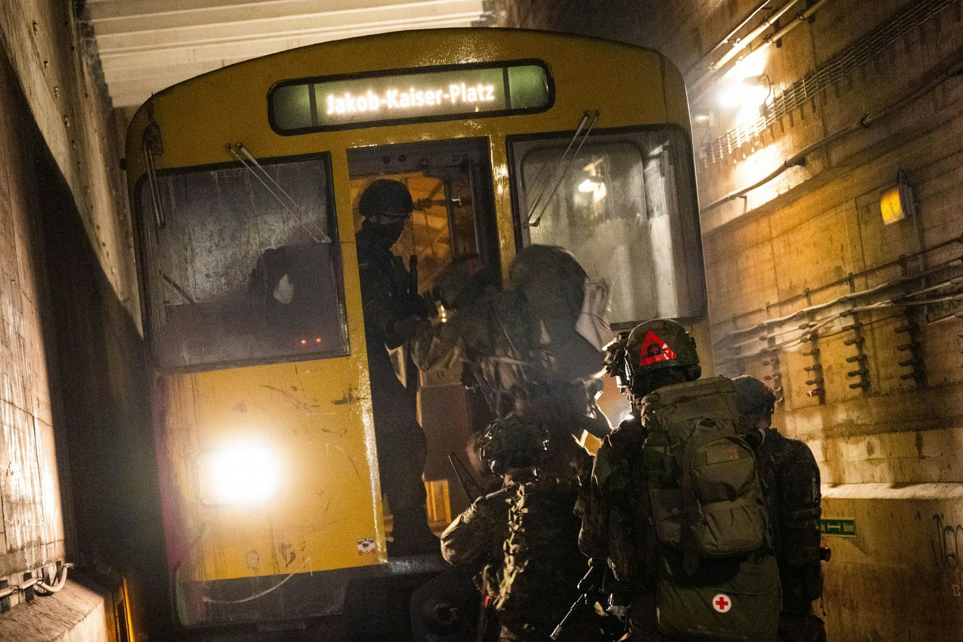 Im U-Bahnhof Jungfernheide spielt das Wachbataillon beim Bundesministerium für Verteidigung den Ernstfall.