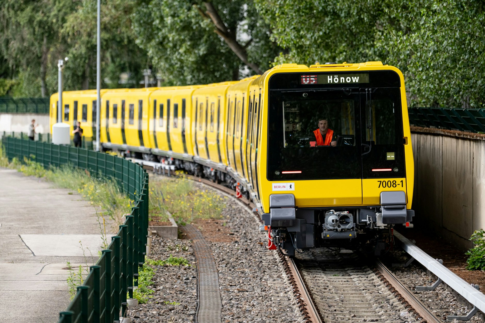 Ab 2026 auch auf der U5 unterwegs: Eine U-Bahn der neuen Baureihe J, gebaut von Stadler Deutschland, dreht auf dem BVG-Gelände in Friedrichsfelde ihre Runden.