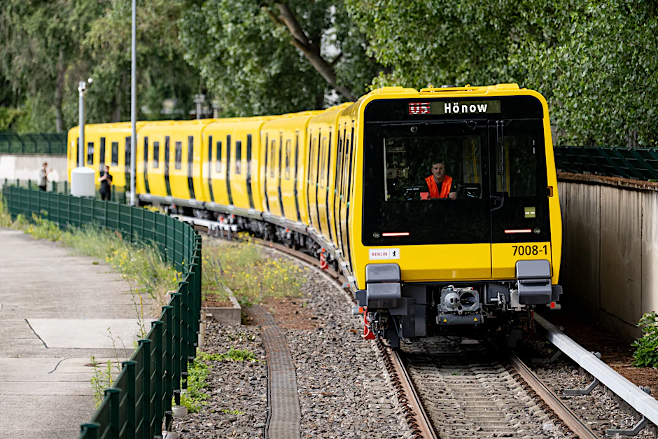 Ab 2026 auch auf der U5 unterwegs: Eine U-Bahn der neuen Baureihe J, gebaut von Stadler Deutschland, dreht auf dem BVG-Gelände in Friedrichsfelde ihre Runden.