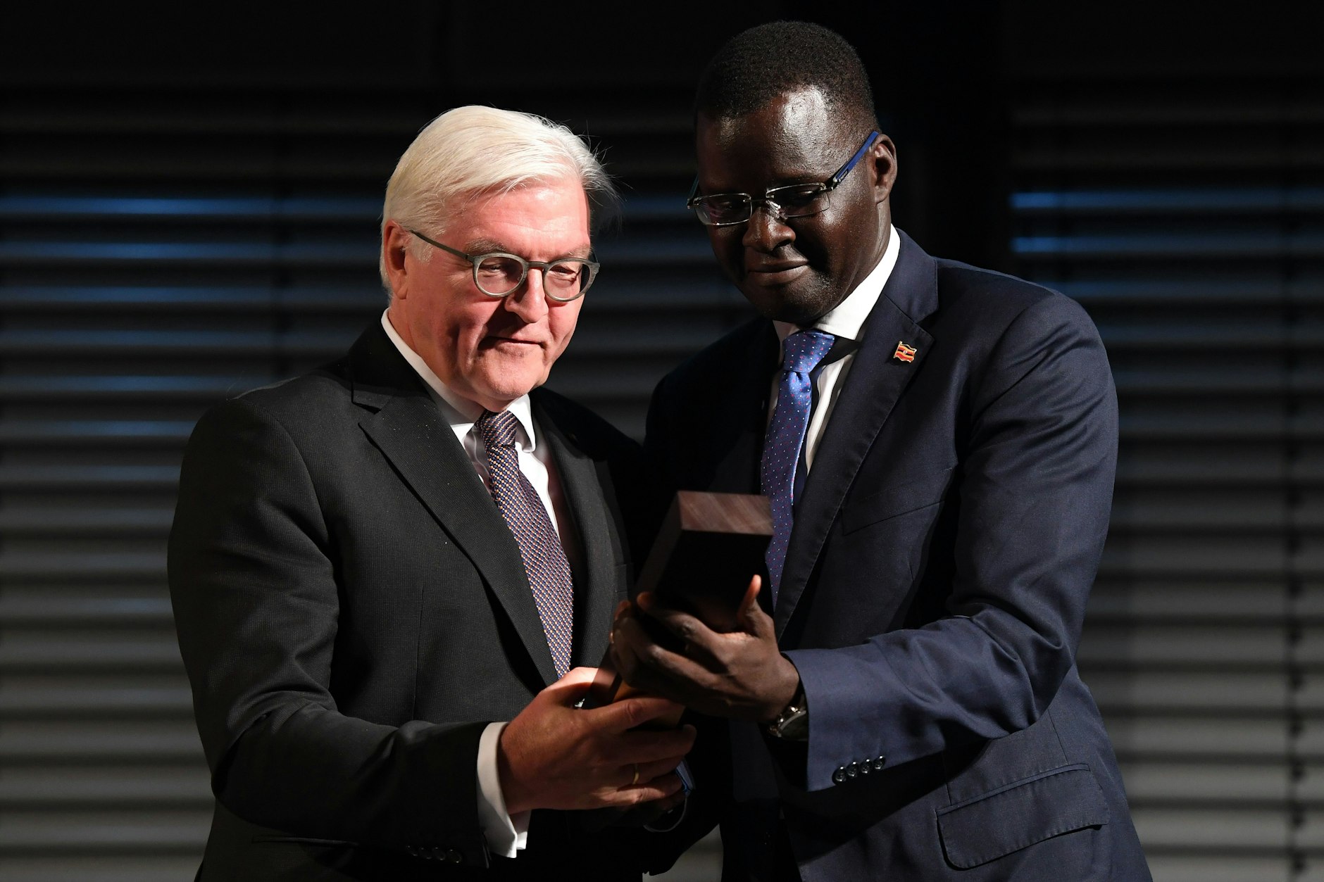 Bundespräsident Frank-Walter Steinmeier (l.) überreicht am 23. November 2017 in Berlin den Deutschen Afrika-Preis 2017 der Deutschen Afrikastiftung an den Menschenrechtsanwalt Nicholas Opiyo