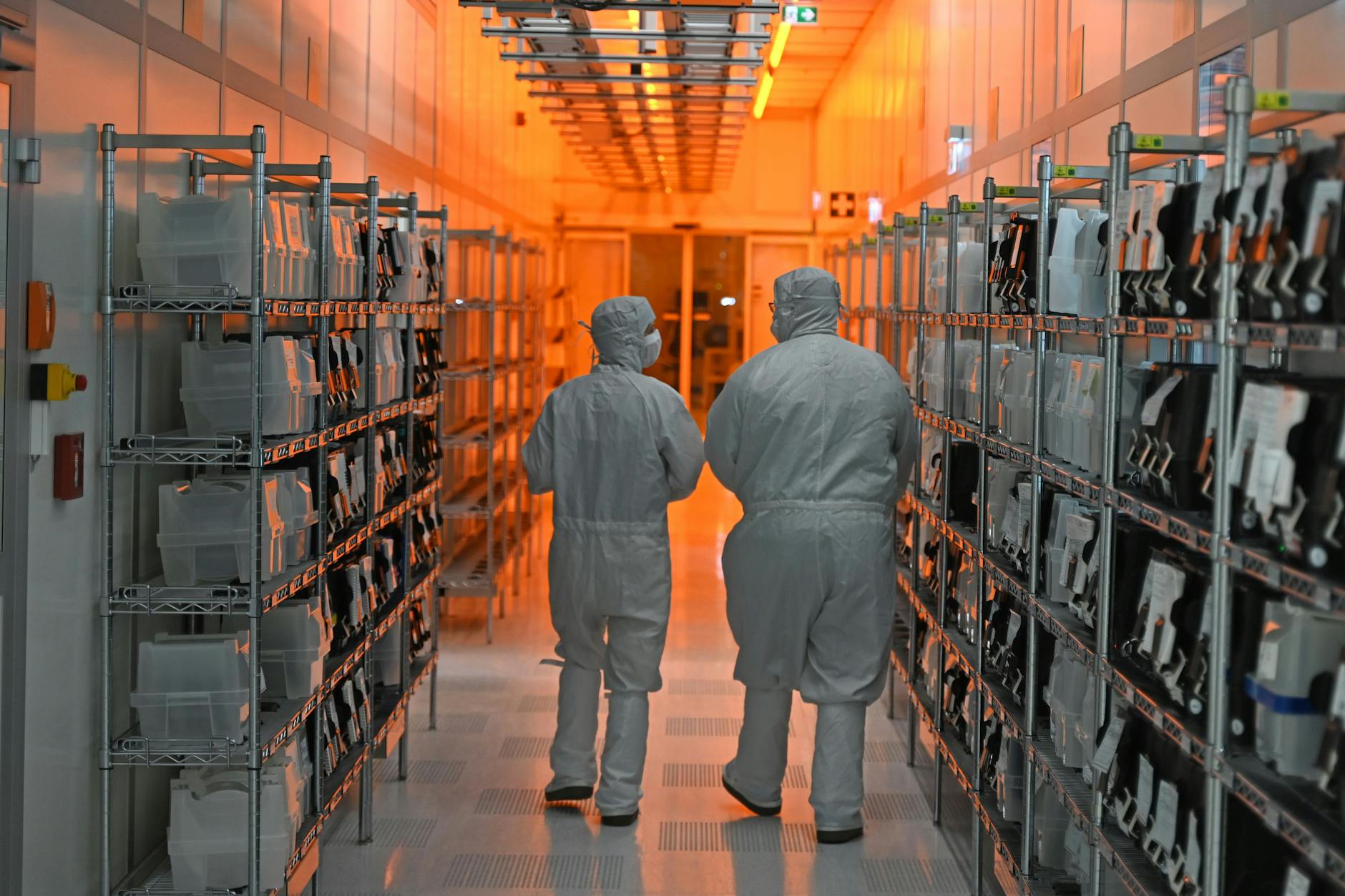 Hamburg: Mitarbeiter der Nexperia GmbH gehen durch die sogenannten Reinräume des Halbleiterproduzenten.