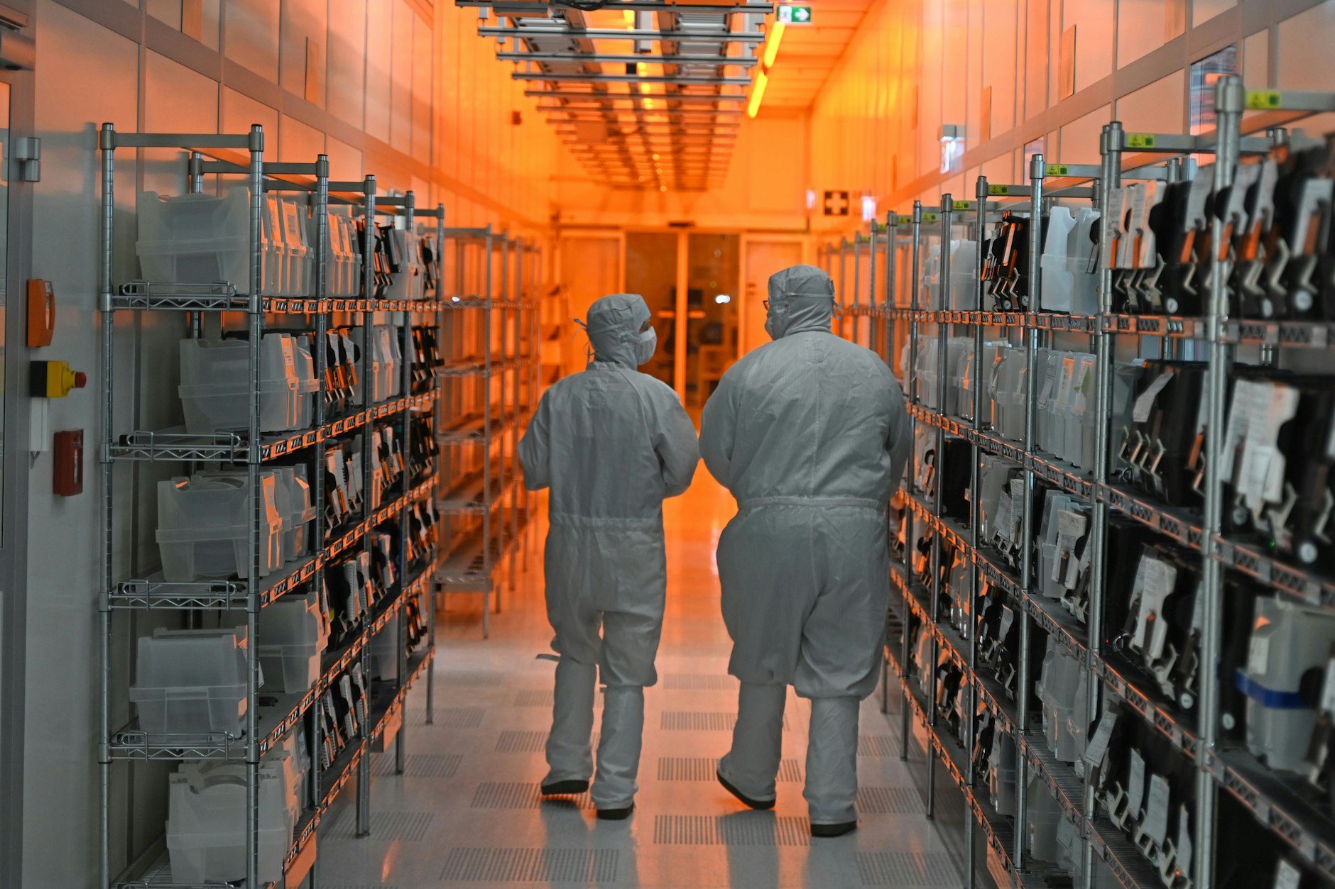 Hamburg: Mitarbeiter der Nexperia GmbH gehen durch die sogenannten Reinräume des Halbleiterproduzenten.