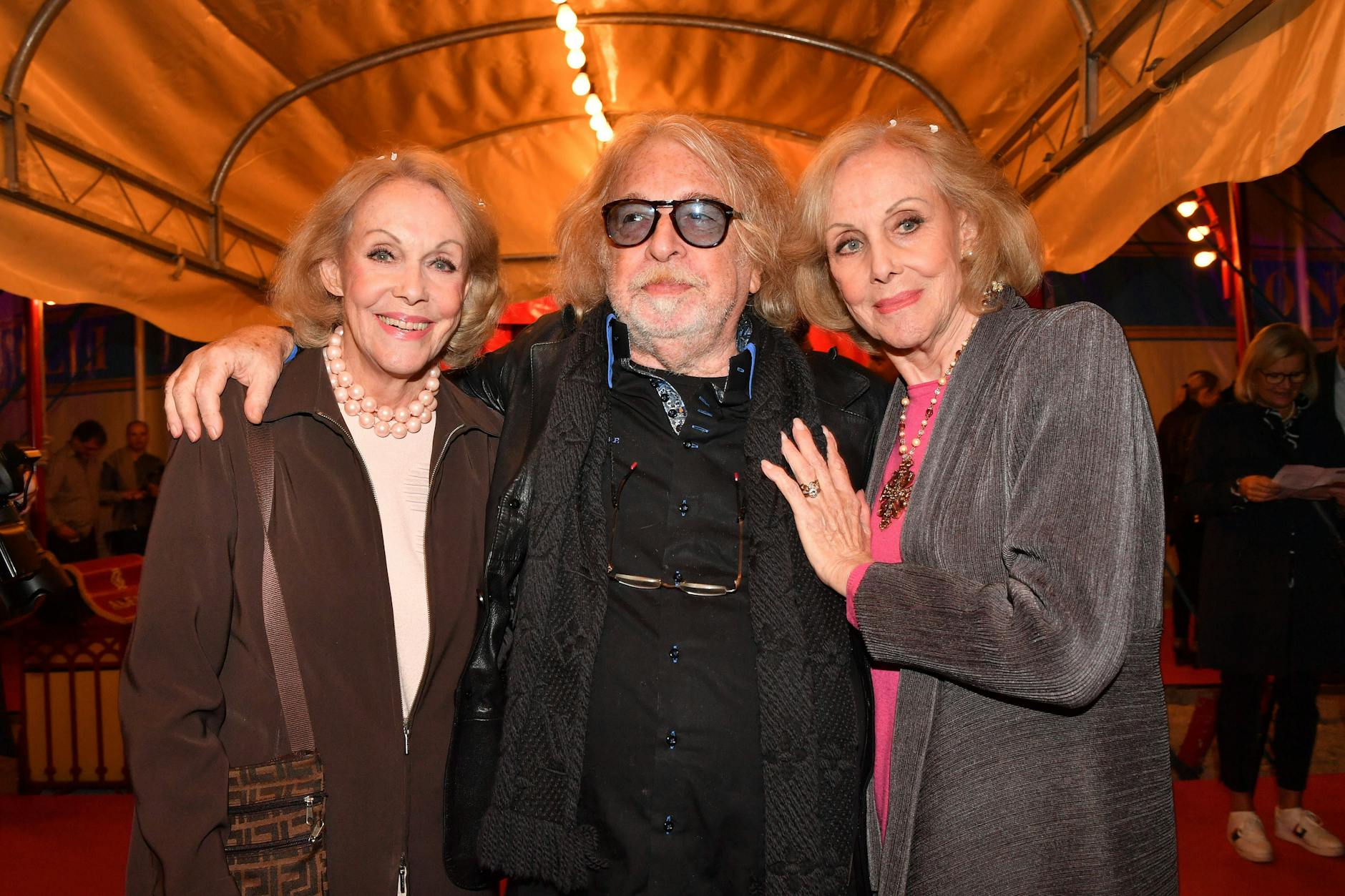 Alice und Ellen Kessler mit Bernhard Paul im Jahr 2019