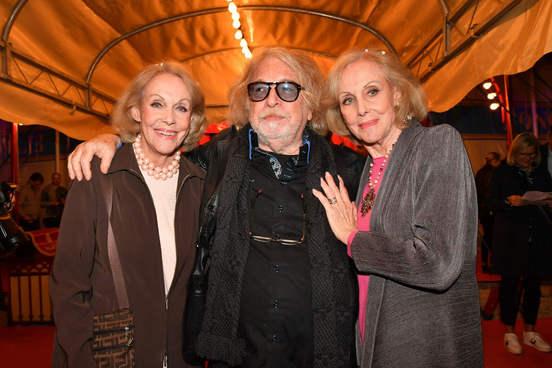 Alice und Ellen Kessler mit Bernhard Paul im Jahr 2019