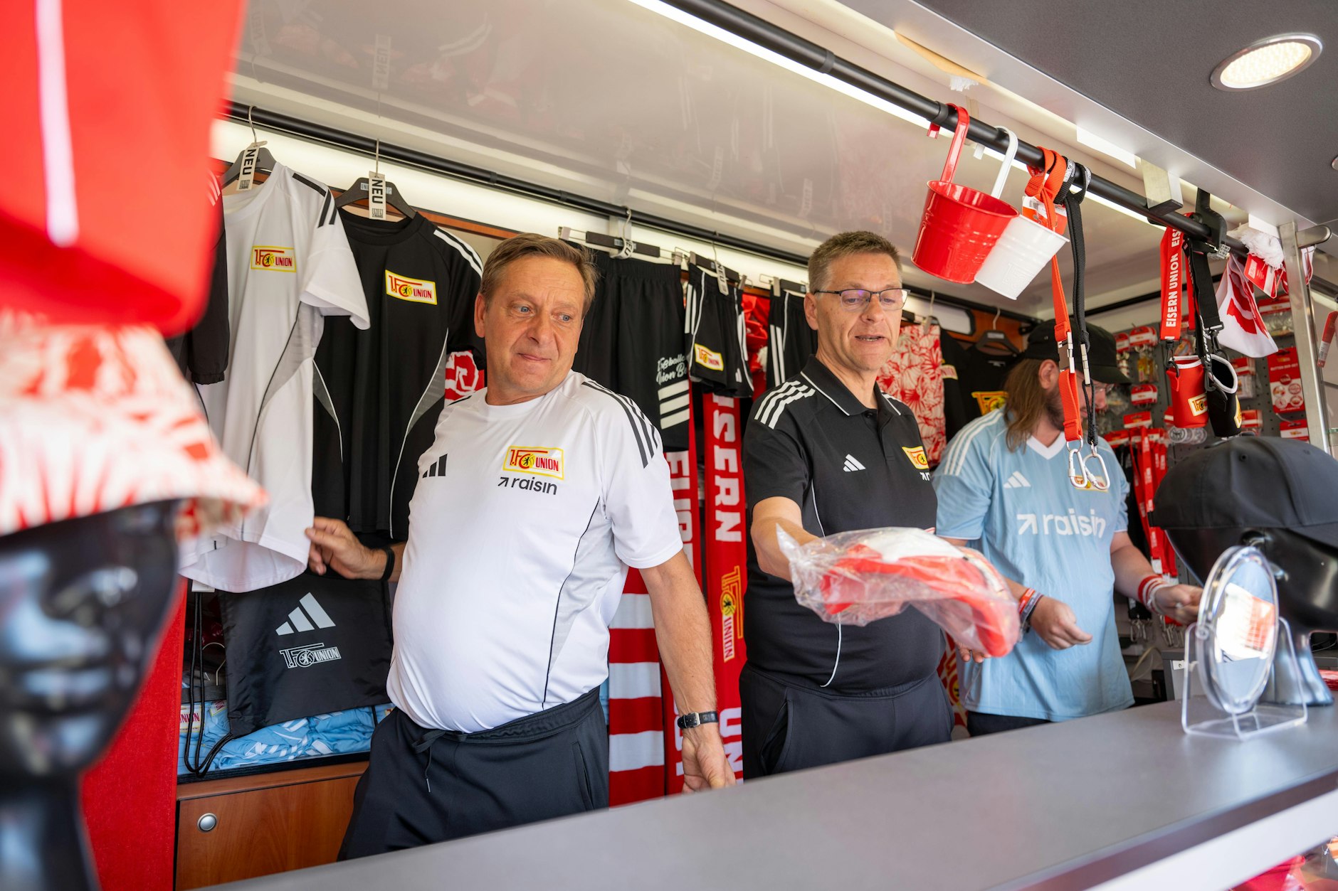 Einer der wenigen Auftritte zuletzt: Im Trainingslager in Herzogenaurach verkaufte Oliver Ruhnert gemeinsam mit Nachfolger Host Heldt Fanutensilien des 1. FC Union.