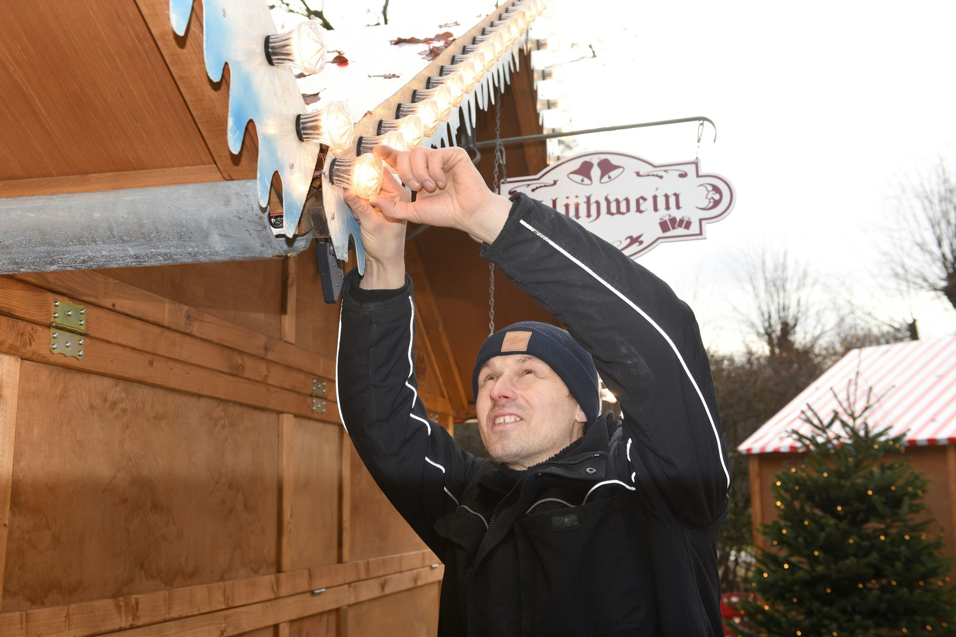 Michael Kraftzyk kontrolliert als technischer Leiter von „Weihnachten im Tierpark“ auch die Festbeleuchtung an den Verkaufsständen.