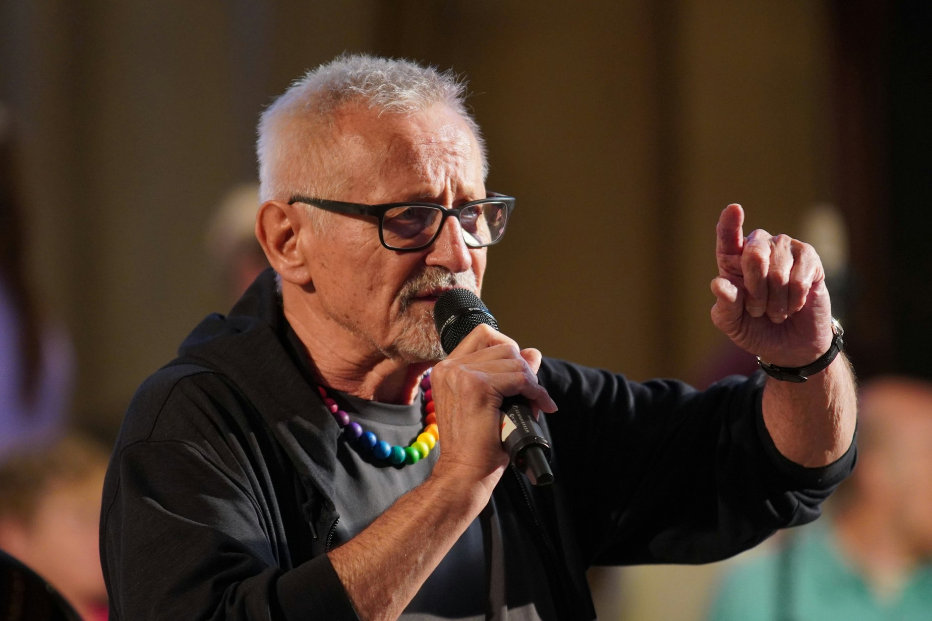 Konstantin Wecker gibt die Beziehung zu der damals minderjährigen Frau zu und entschuldigt sich.