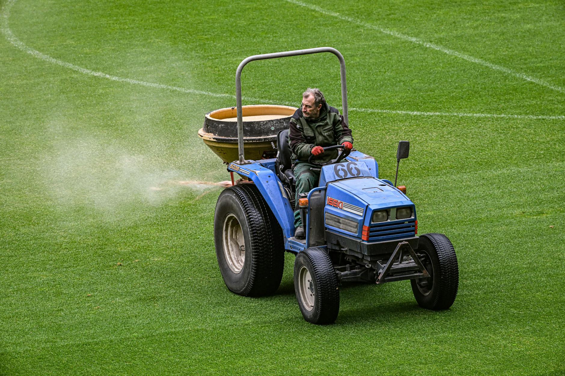 Die Greenkeeper des Olympiastadions arbeiten seit Tagen daran, dass der Rasen wieder ein sattes Grün wird.
