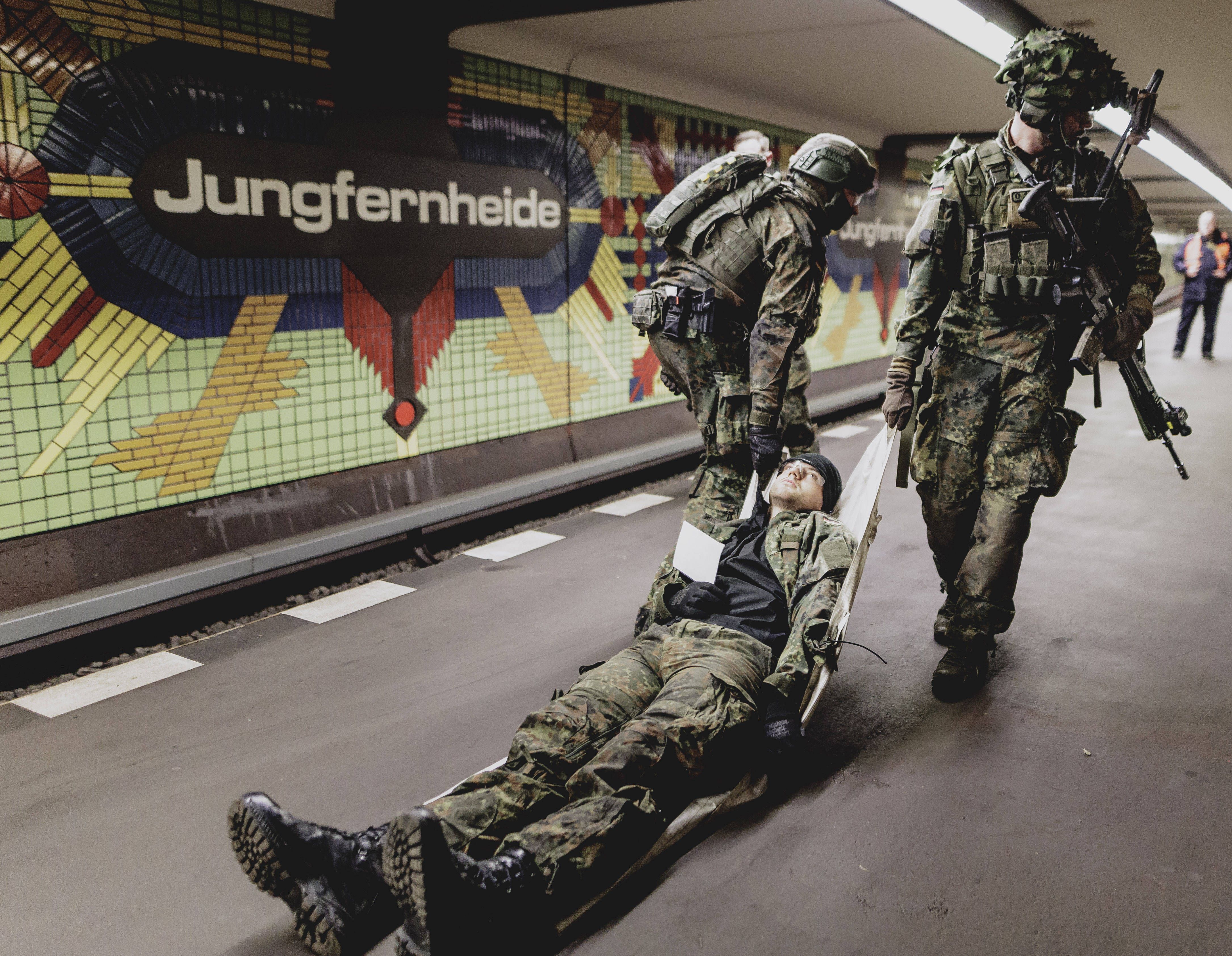 Image - Chaos und Schrecken: U-Bahn wird zum Übungsfeld für Soldaten!
