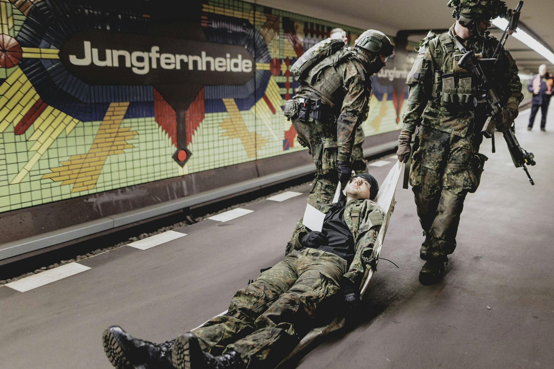 Auch das wurde trainiert: Soldaten bergen einen Verletzten.