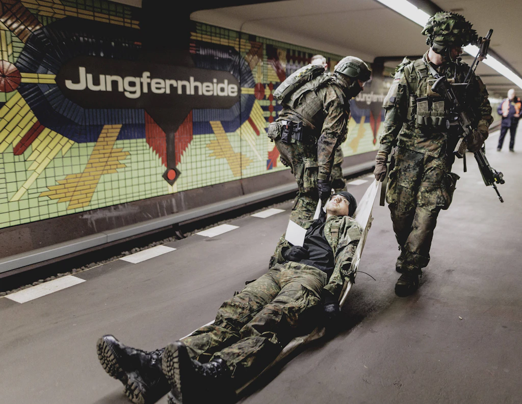 Chaos und Schrecken: U-Bahn wird zum Übungsfeld für Soldaten!