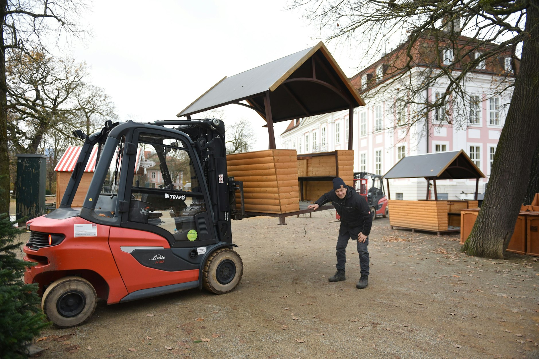 Es wird im Tierpark Berlin wieder gebaut. Michael Kraftzyk bringt mit dem Gabelstapler die Buden für „Weihnachten im Tierpark“ in Stellung. Auch eine Disco wird aufgebaut.