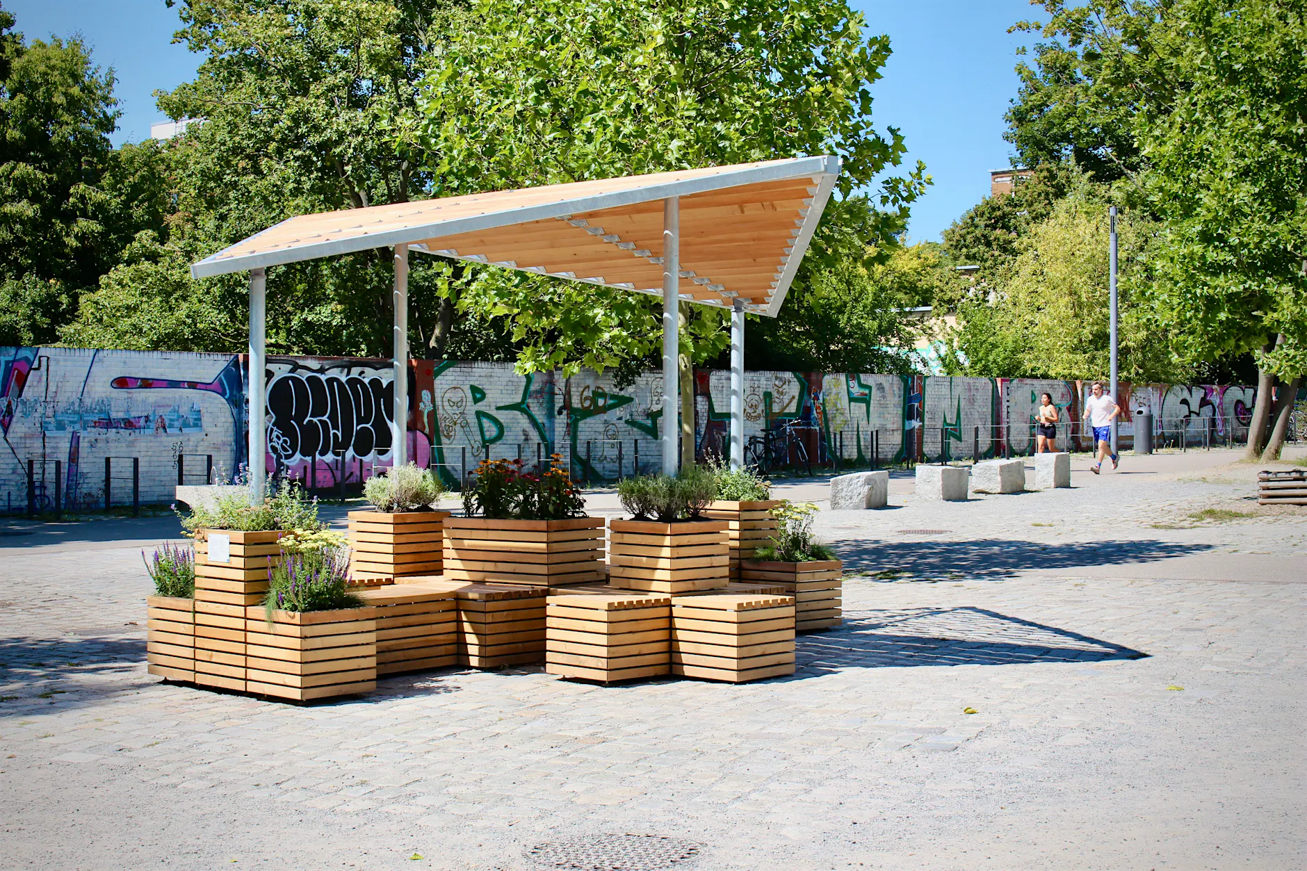 Berlins berühmtester Blumenkasten für 45.000 Euro vergammelt im Depot
