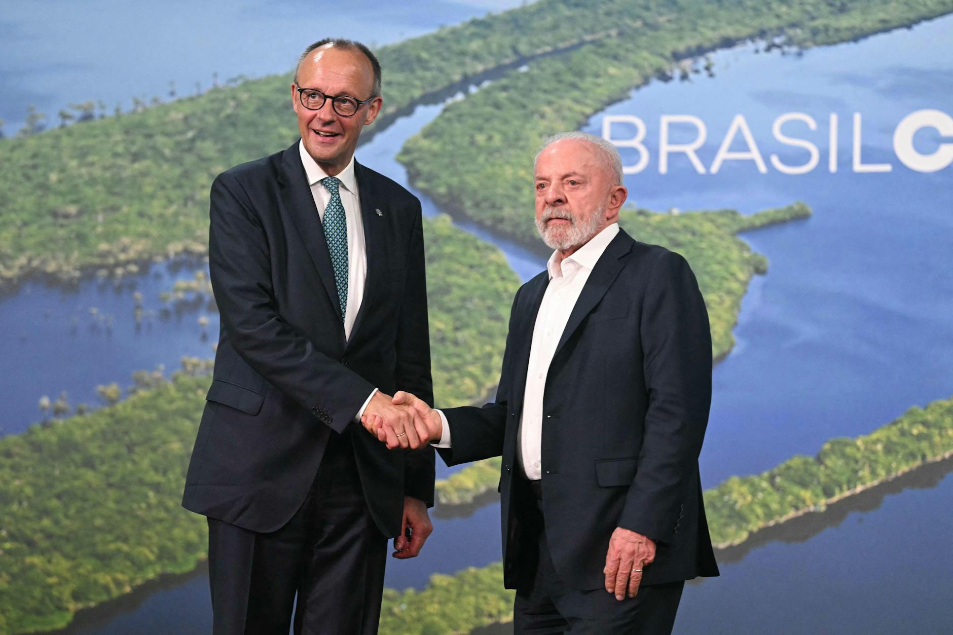 Bundeskanzler Friedrich Merz (l.) und Brasiliens Präsident Luiz Inácio Lula da Silva bei der Weltklimakonferenz in Belém.