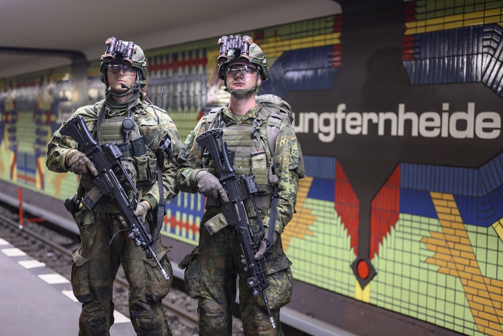 Sch-sse-peitschen-Hilferufe-Berliner-Bahnhof-wird-zum-Kriegsgebiet