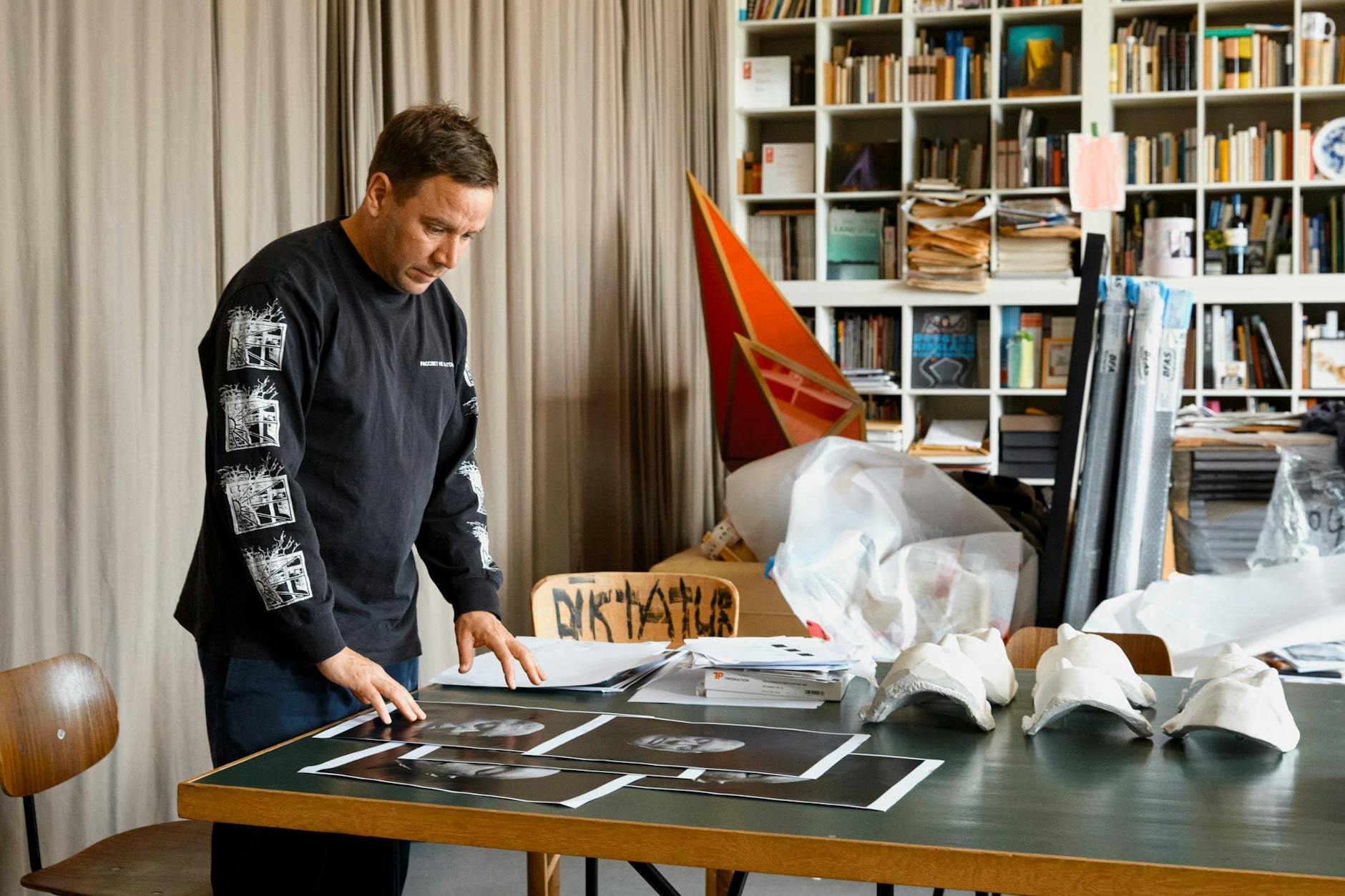 Der Fotokünstler Andreas Mühe in seinem Pankower Studio.