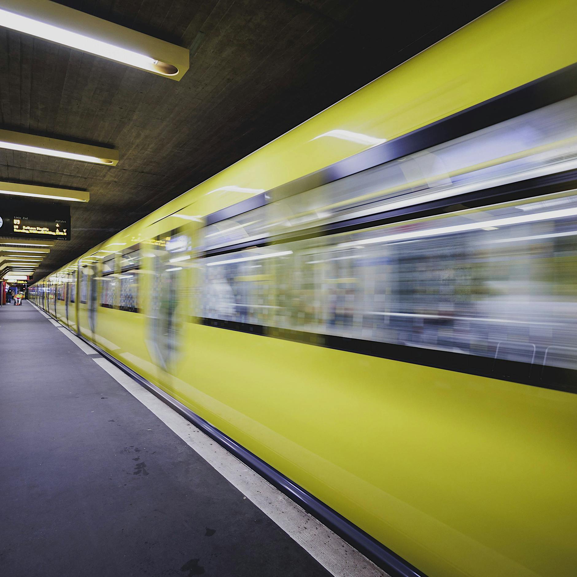 Gefangen in der stockdunklen Berliner U-Bahn: Als Menschen mir plötzlich hektisch zuwinkten
