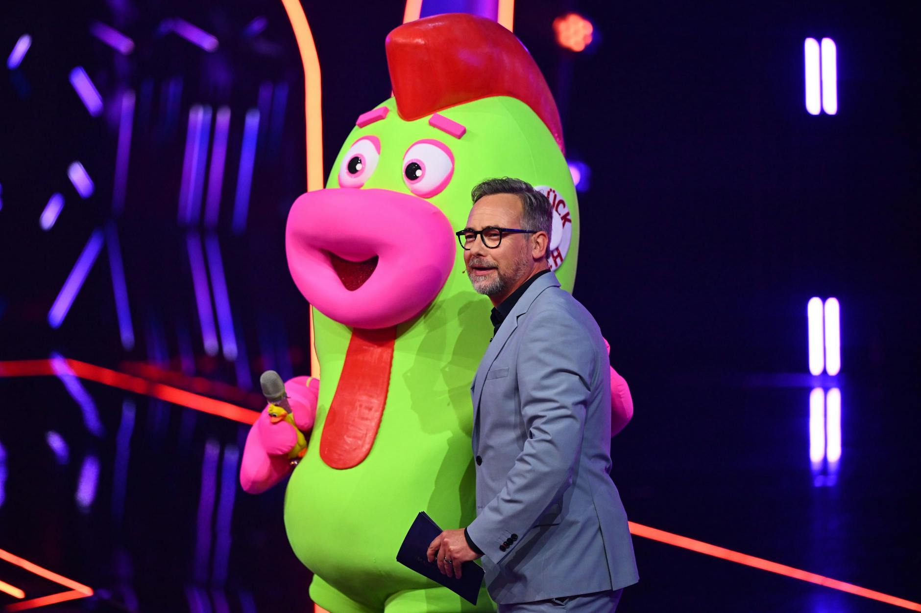 Quietsch auf der Bühne von „The Masked Singer“ – gemeinsam mit dem Moderator Matthias Opdenhövel. Der TV-Star weiß, welcher Promi im Kostüm steckt.