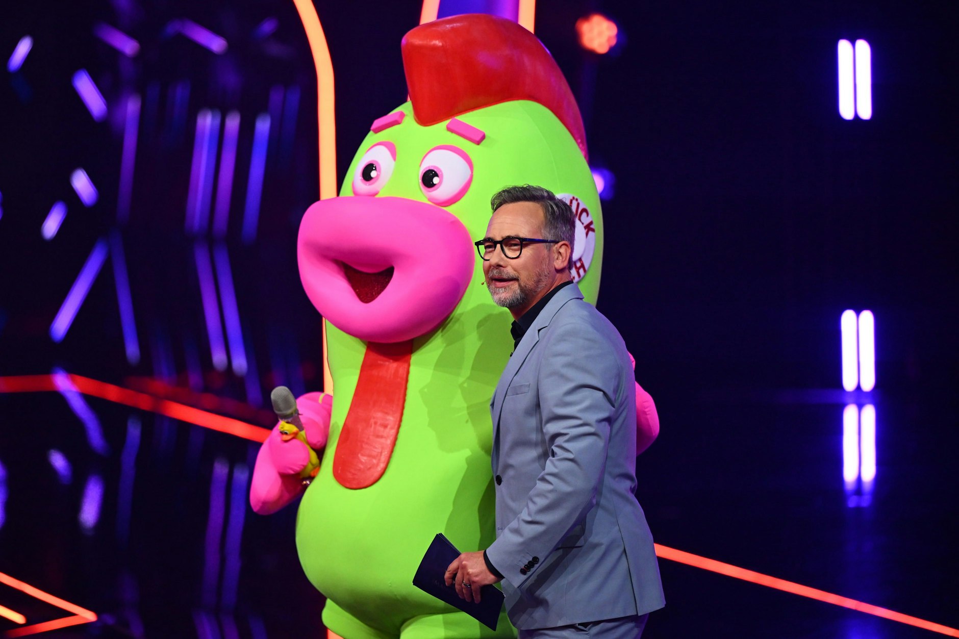 Quietsch auf der Bühne von „The Masked Singer“ – gemeinsam mit dem Moderator Matthias Opdenhövel. Der TV-Star weiß, welcher Promi im Kostüm steckt.