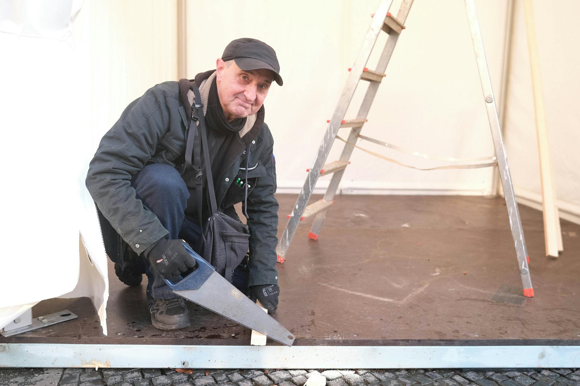 Ulrich Ehret muss noch viel werkeln, bis sein Stand fertig. Auf dem KaDeWe-Weihnachtsmarkt verkauft er ab 24. November leckere Maronen aus Italien.