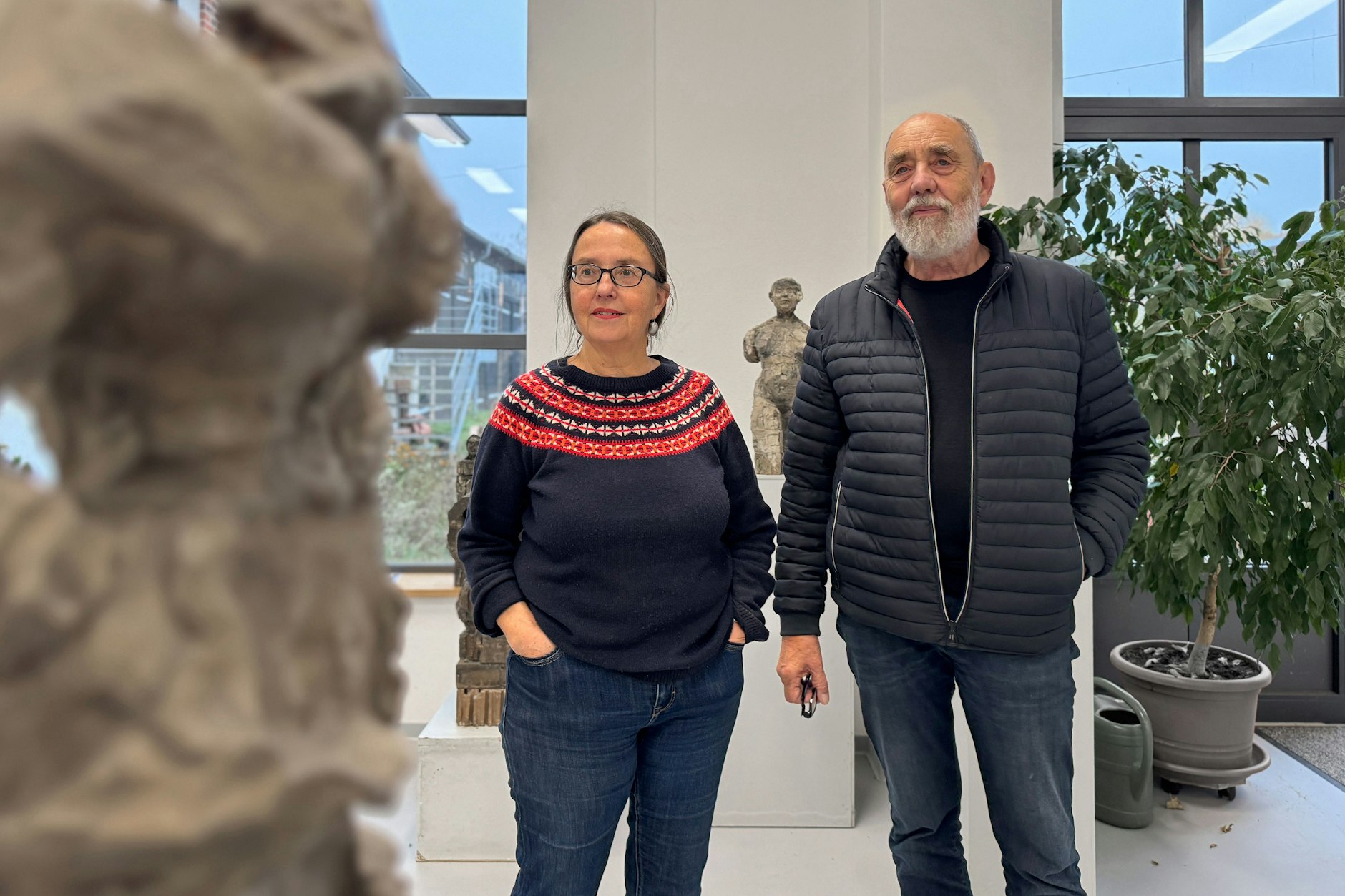 Golem-Hof- Künstler, Besitzer und Betreiber: Tomas Grzimek, Keramiker, und seine Frau Sabine Heller, Bildhauerin (links eine ihrer Figuren aus gebranntem Ton).