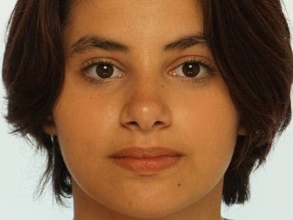 Lamis Werner ist etwa 1,60 Meter groß.