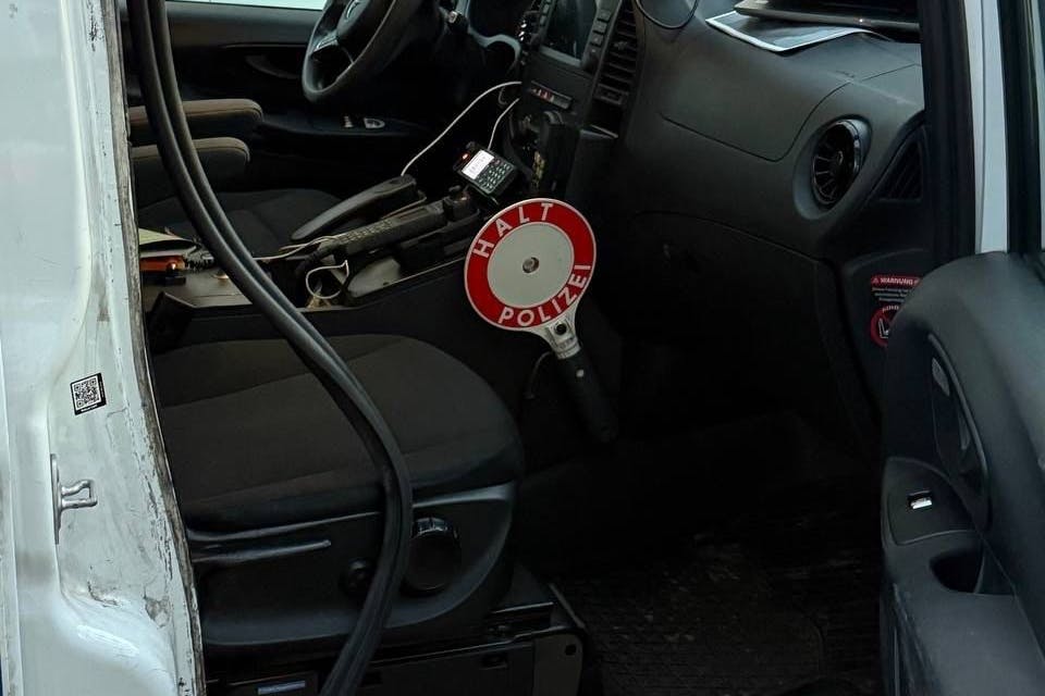 Die Dichtung dieses Mannschaftswagens der Berliner Polizei hat auch schon bessere Tage gesehen.