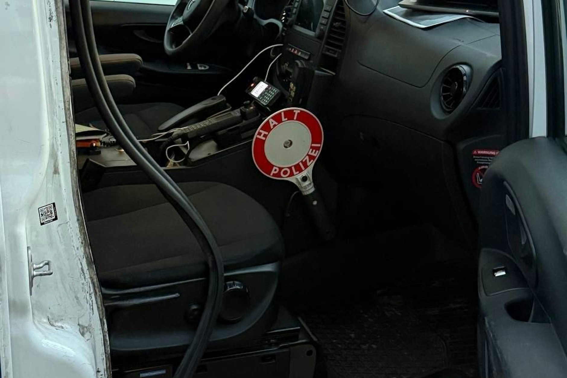 Die Dichtung dieses Mannschaftswagens der Berliner Polizei hat auch schon bessere Tage gesehen.