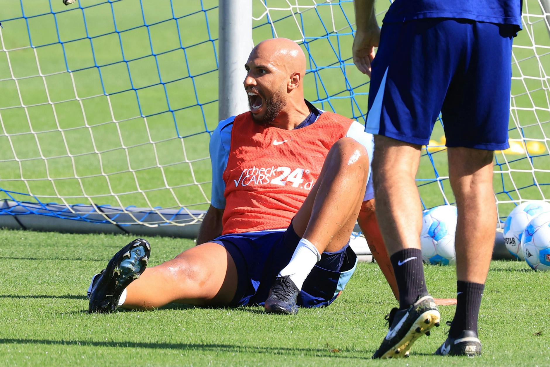 Der brutalste Tag seiner Karriere für Jay Brooks. Beim Hertha-Training am 2. September 2024 renkte er sich den rechten Fuß brutal aus.