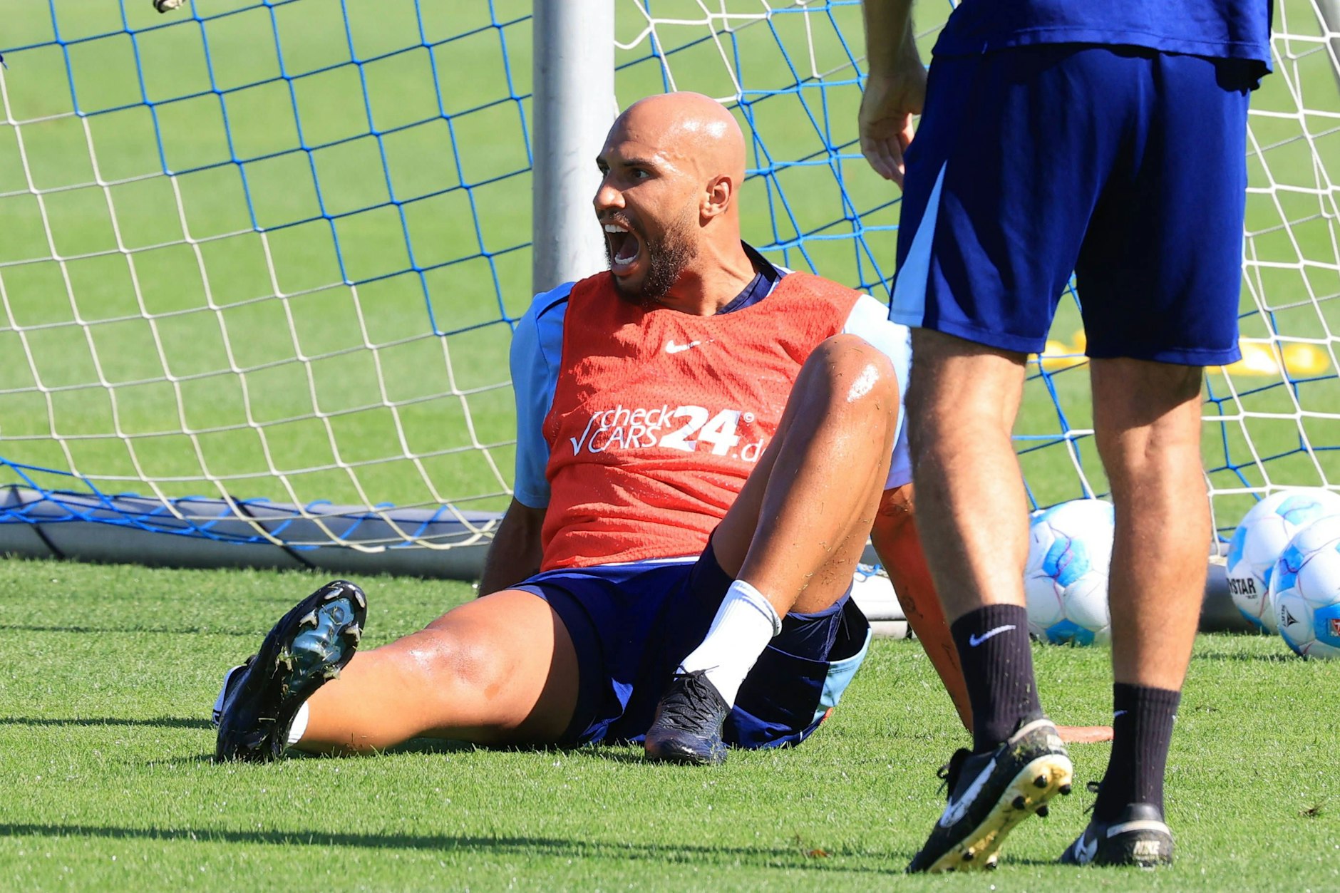 Der brutalste Tag seiner Karriere für Jay Brooks. Beim Hertha-Training am 2. September 2024  renkte er sich den rechten Fuß brutal aus.