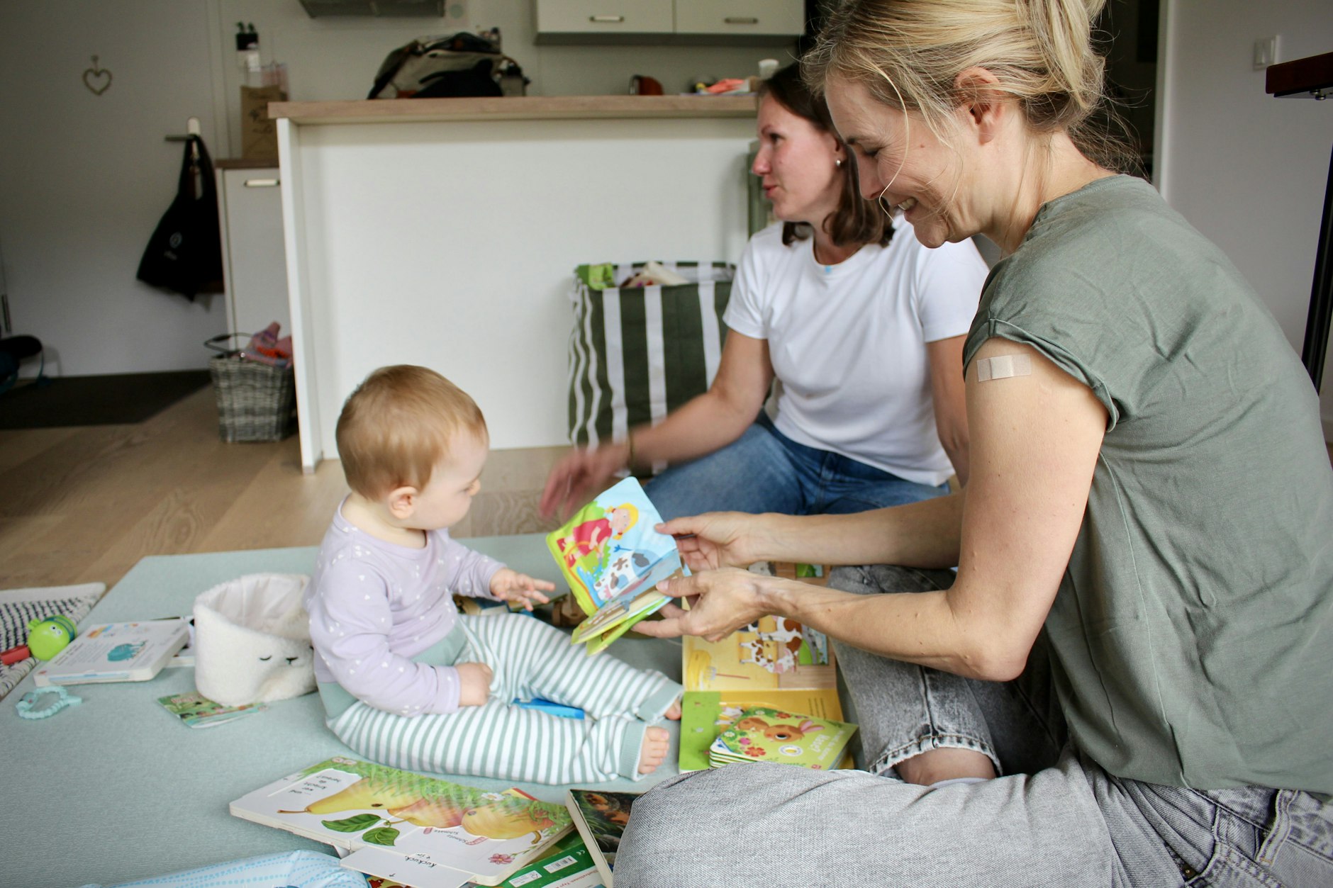 Die KURIER-Reporter trafen Anastasia Scoubeau zu Hause bei Nicole (re.) und ihrem Kind. Meist aber ist Anastasia mit der kleinen Cleo draußen unterwegs, um der Mutter Ruhe zu gönnen.