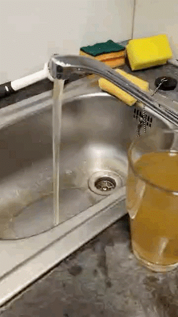 Aus dem Wasserhahn einer Berliner Polizeidienststelle kommt braunes Wasser, das besser niemand trinken sollte.