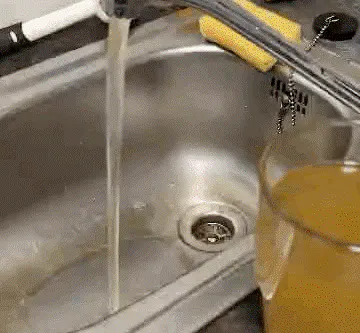 Aus dem Wasserhahn einer Berliner Polizeidienststelle kommt braunes Wasser, das besser niemand trinken sollte.