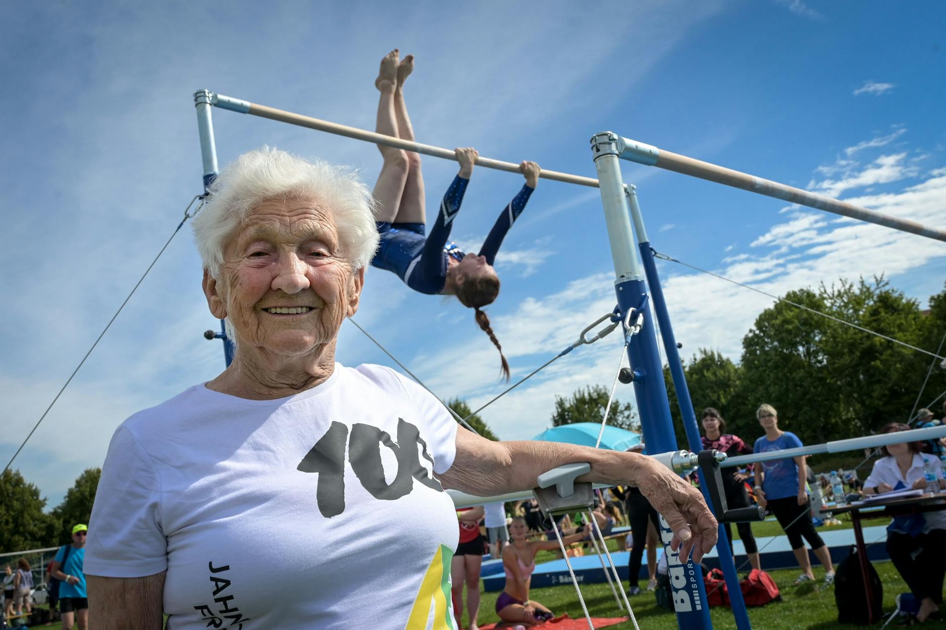 Die 100 stand schon auf dem Shirt von Johanna Quaas beim 100. Friedrich-Ludwig-Jahn-Turnfest 2024 in Freyburg. Heute wird auch sie runde 100 Jahre alt.
