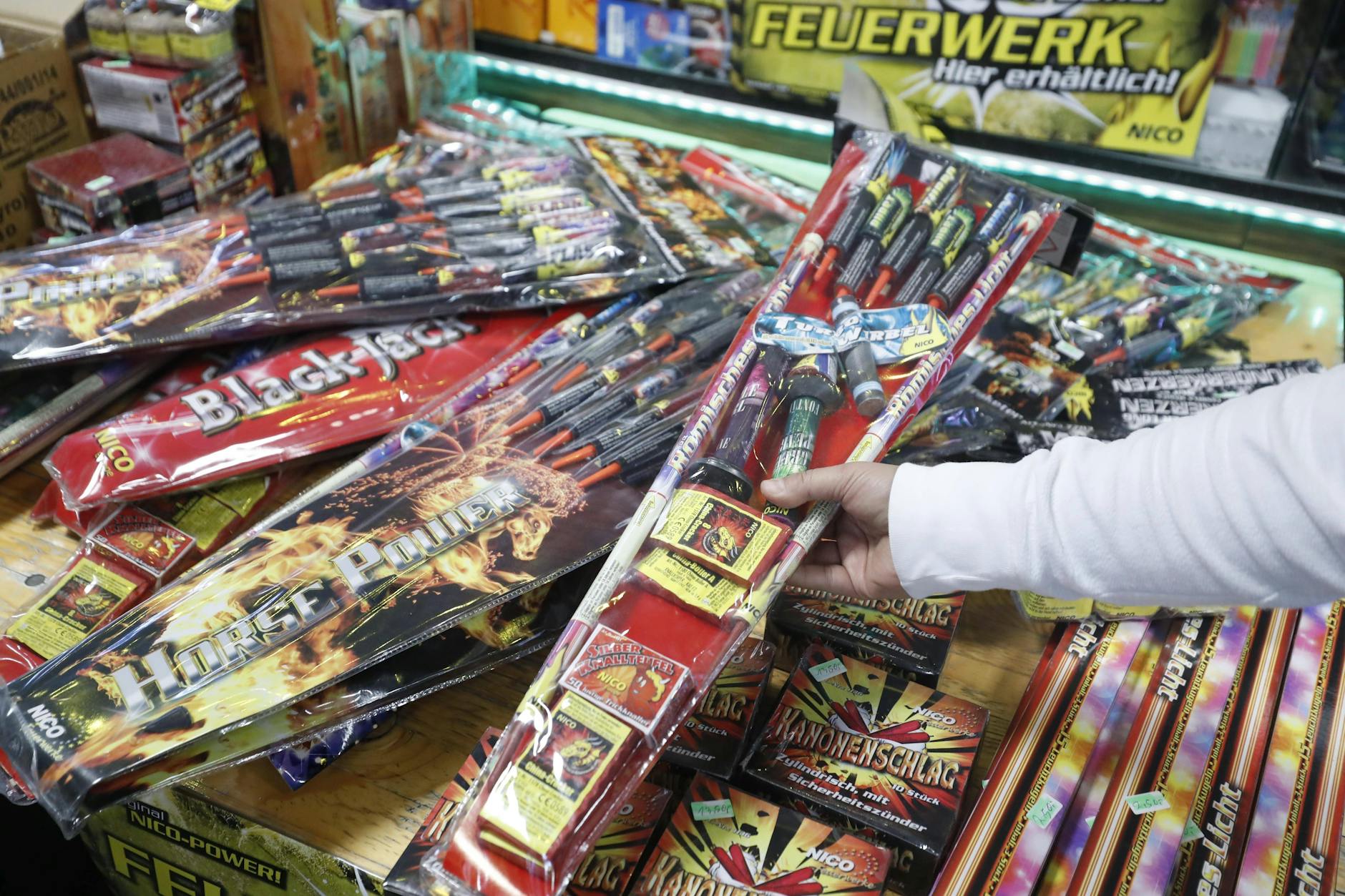 An den letzten drei Tagen des Jahres wird Silvesterfeuerwerk verkauft. Seit Jahren kämpft die Deutsche Umwelthilfe aber für ein Böllerverbot.