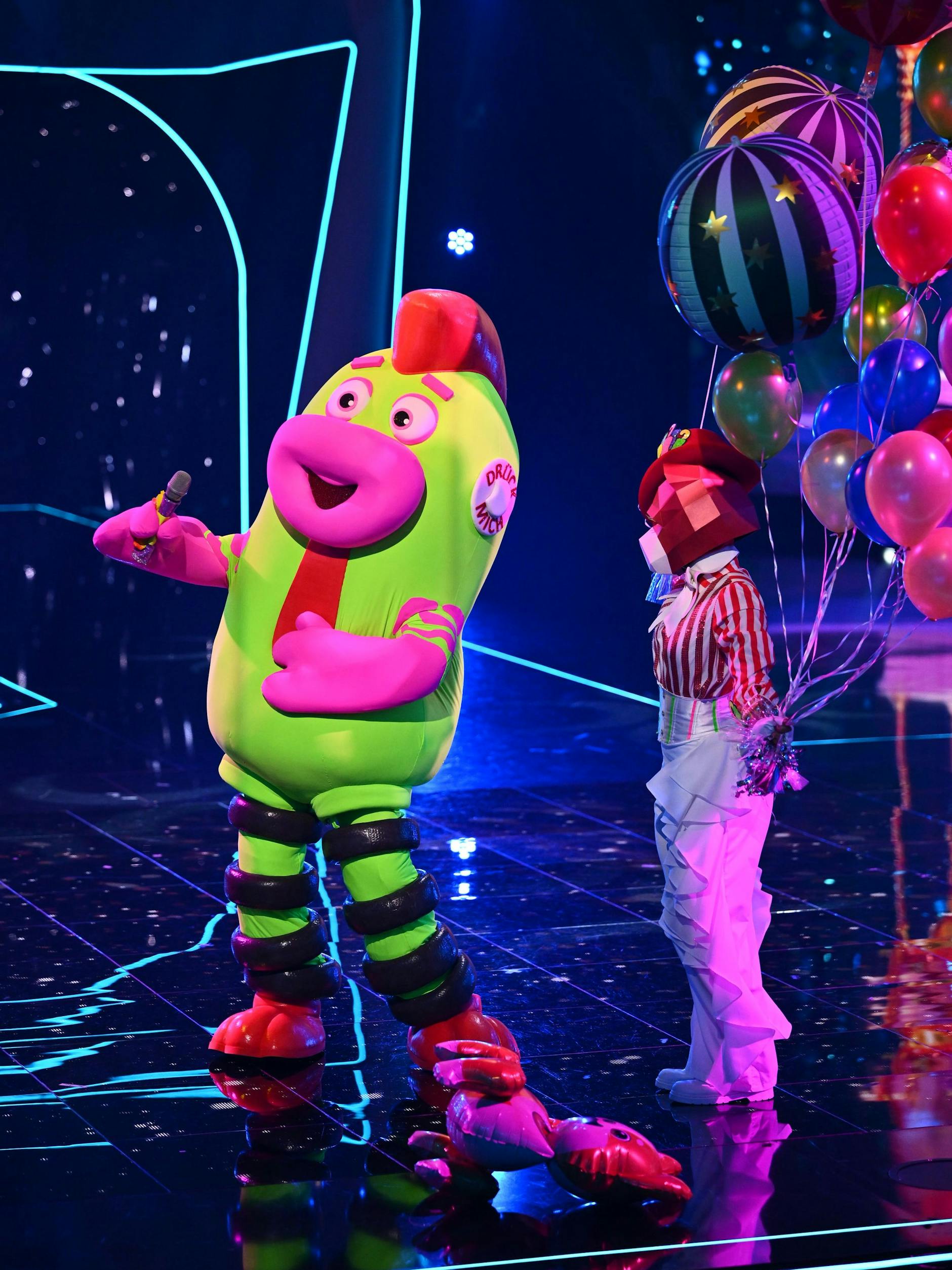 Quietsch unterhält die Zuschauer von „The Masked Singer“ blendend. Aber welcher Promi erweckt die Figur zum Leben?