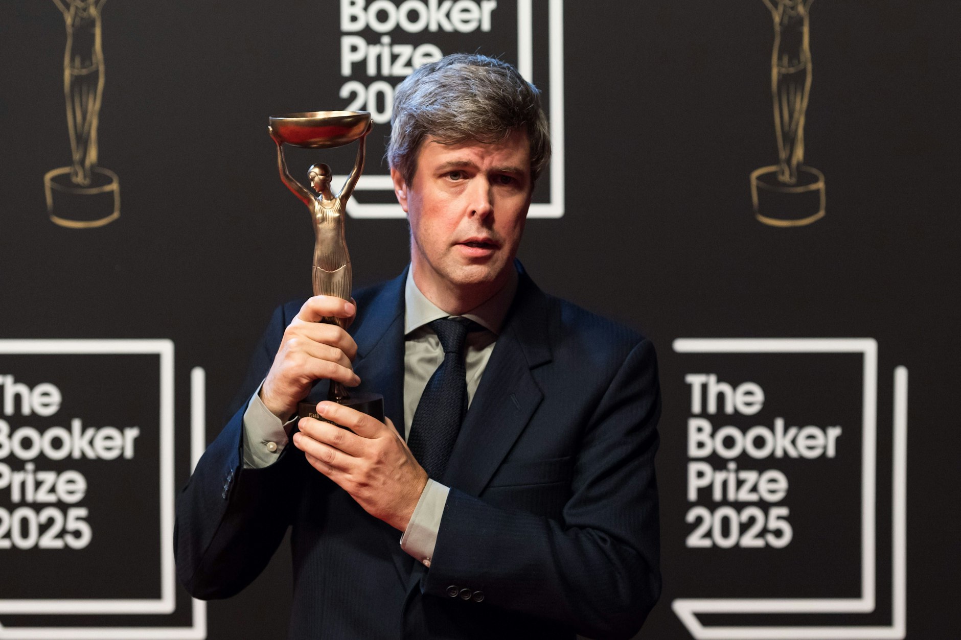 David Szalay am 10. November 2025 mit der Trophäe zum Booker-Prize