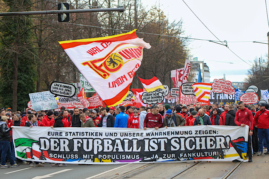 Fußballfans verschiedener Fanlager demonstrieren in Leipzig gegen für sie zu massive Kontrollen in Stadien.