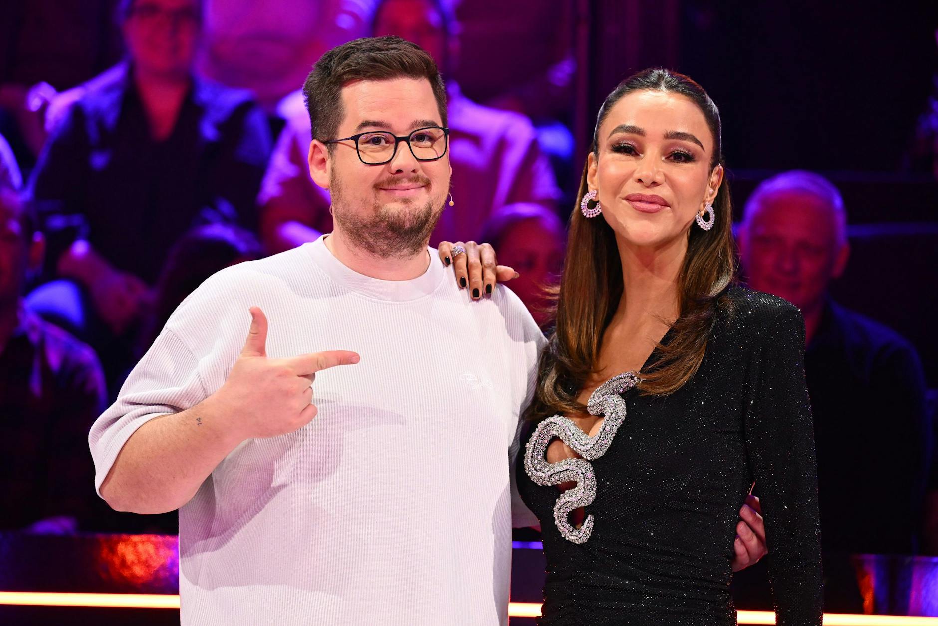 Chris Tall und Verona Pooth bekommen tatkräftige Unterstützung von Sänger Sasha. Er wird am Wochenende als Gast im Rateteam sitzen.