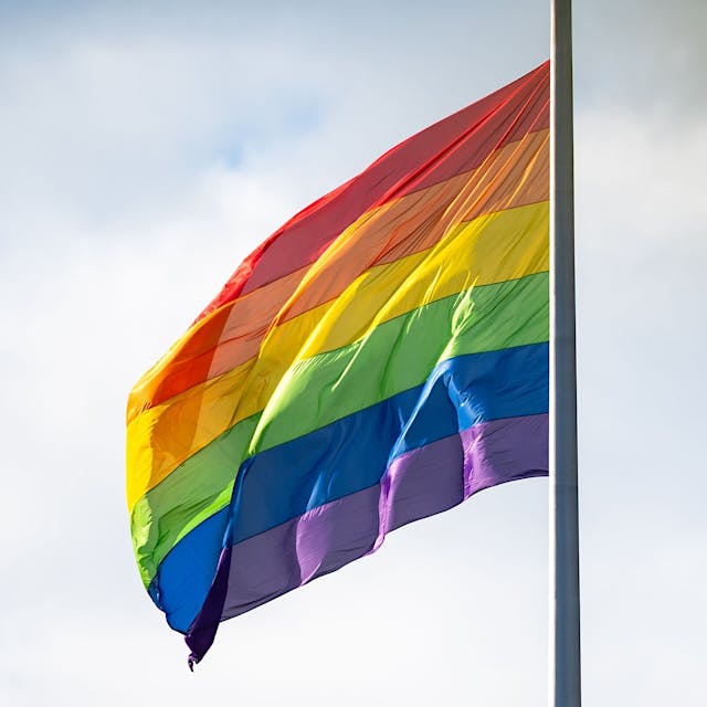 Drag-Lesung für Kinder: AfD-Protest und glitzernde Gegen-Demo
