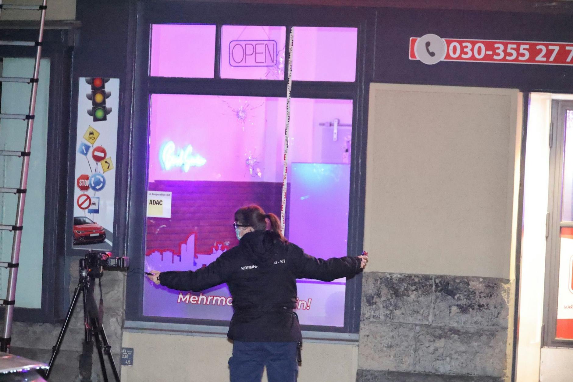 Die Berliner Polizei wurde wegen der Schüsse alarmiert und fand dann vier Einschusslöcher an der Fahrschule in Siemensstadt.