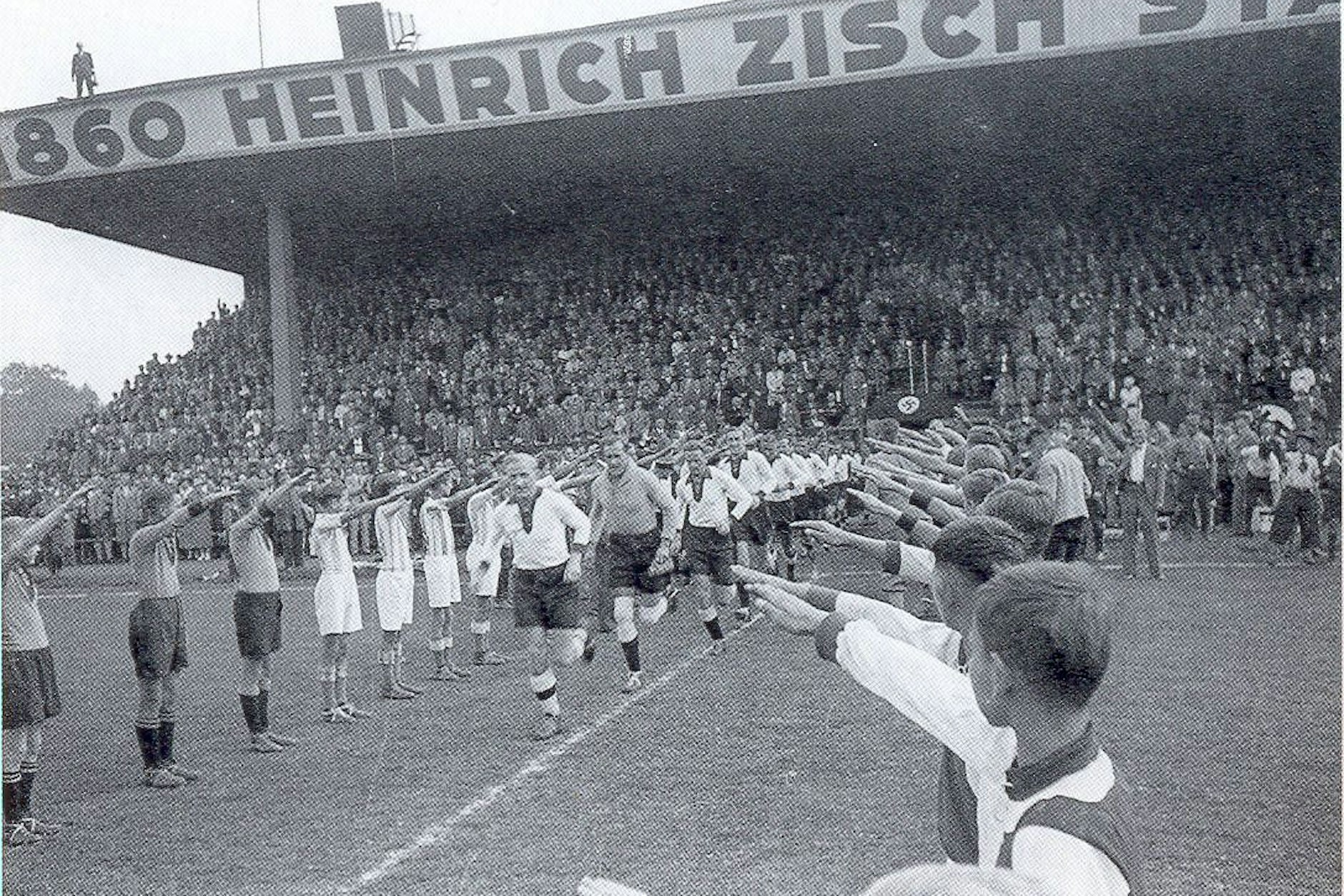 Ein Länderspiel zwischen Deutschland und Finnland 1935: Der Hitlergruß beim Einlaufen beider Mannschaften war seinerzeit Normalität.