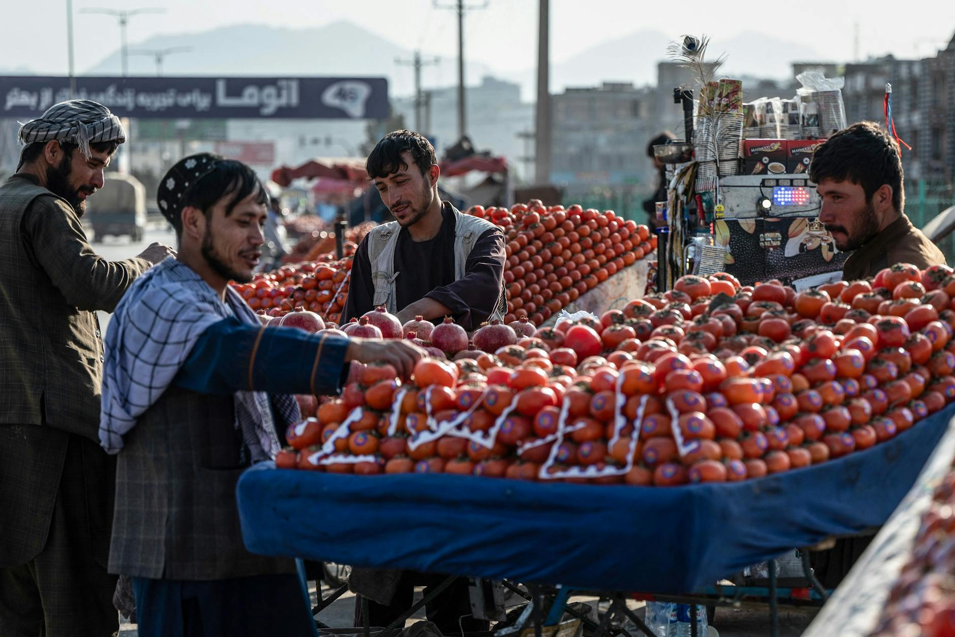 Afghanische Männer auf einem Markt in Kabul