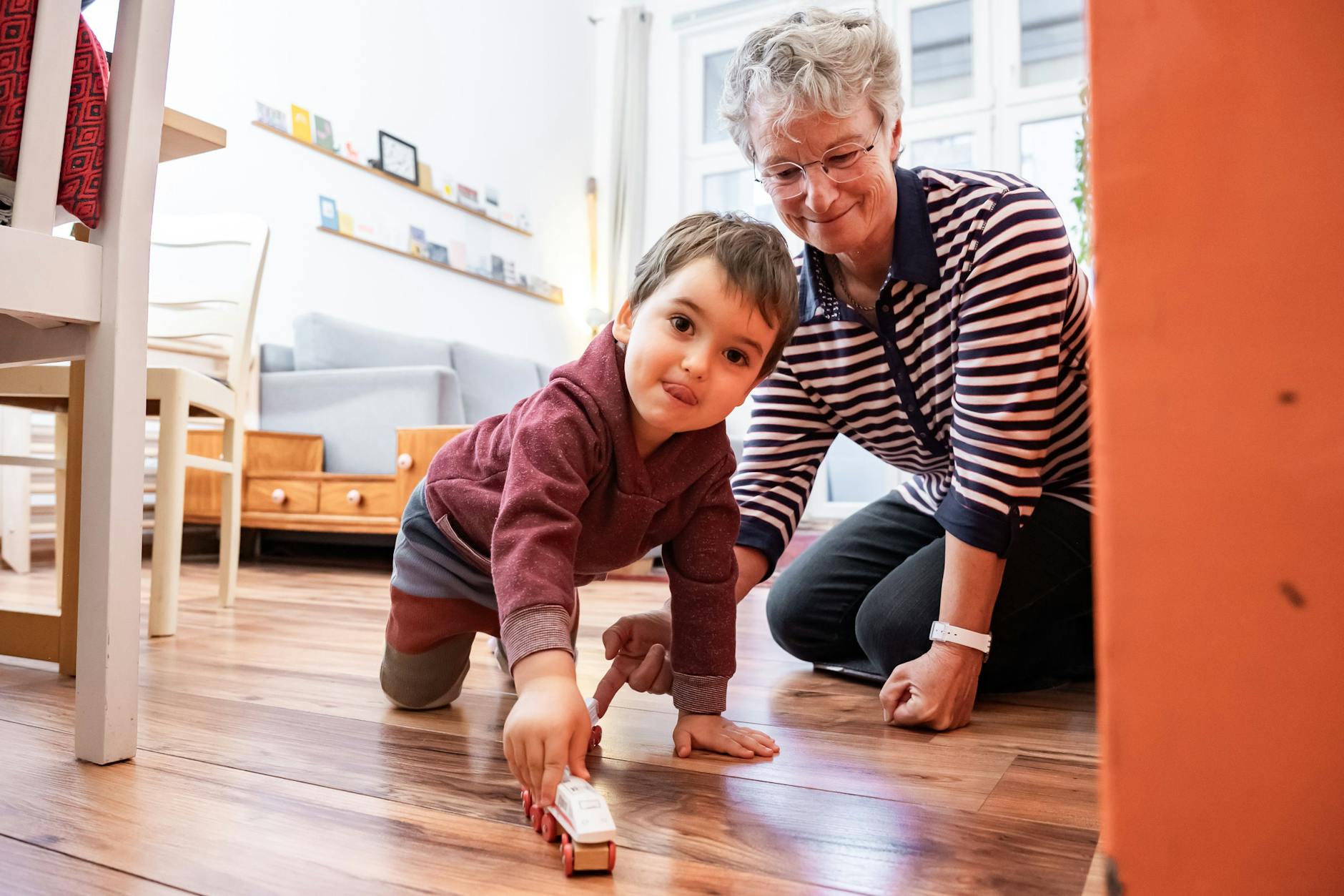 Wonja fordert Gabis ganze Aufmerksamkeit, Spielen gehört dazu. Gut dass die 69-Jährige so sportlich ist.