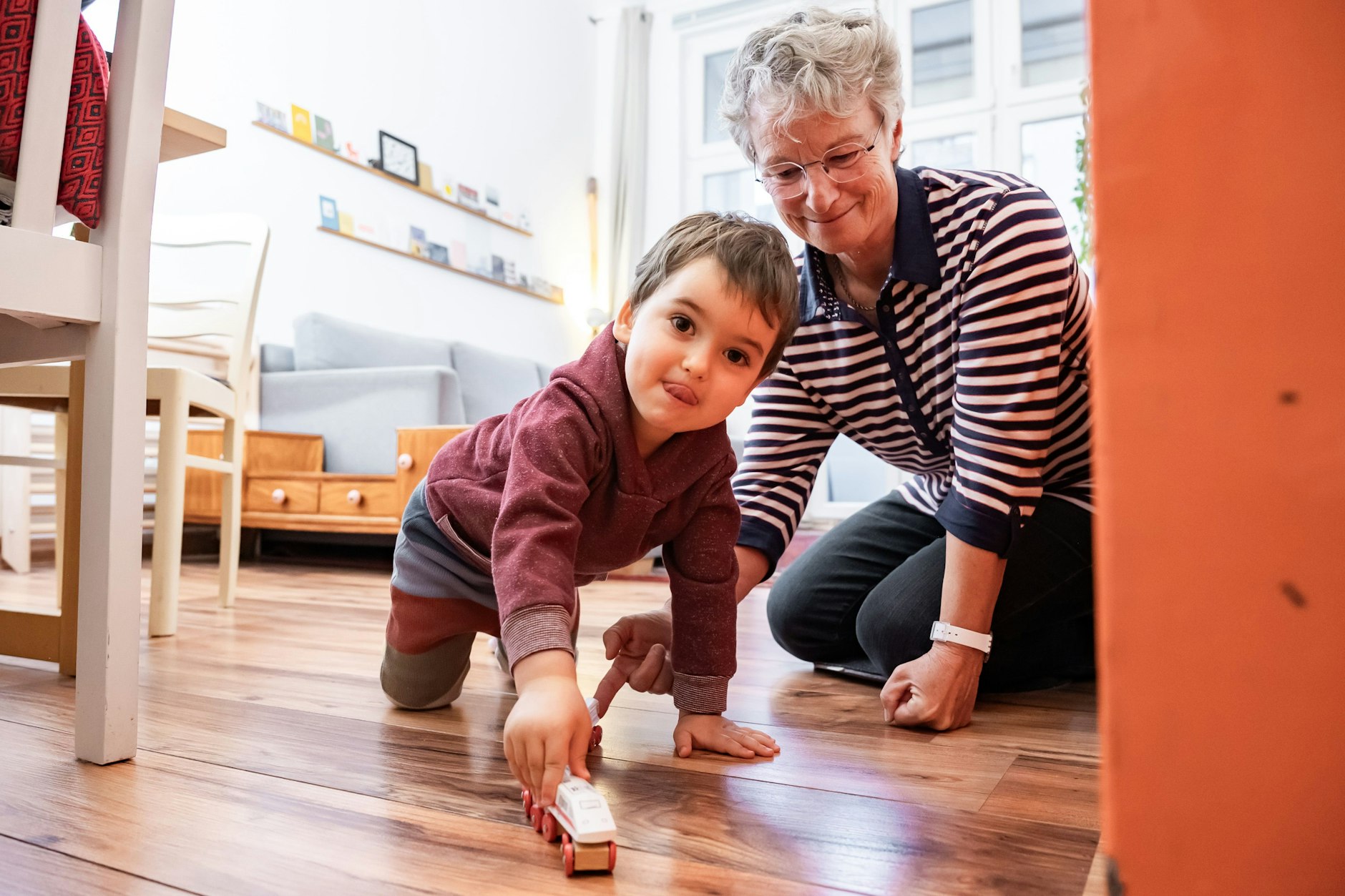 Wonja fordert Gabis ganze Aufmerksamkeit, Spielen gehört dazu. Gut dass die 69-Jährige so sportlich ist.