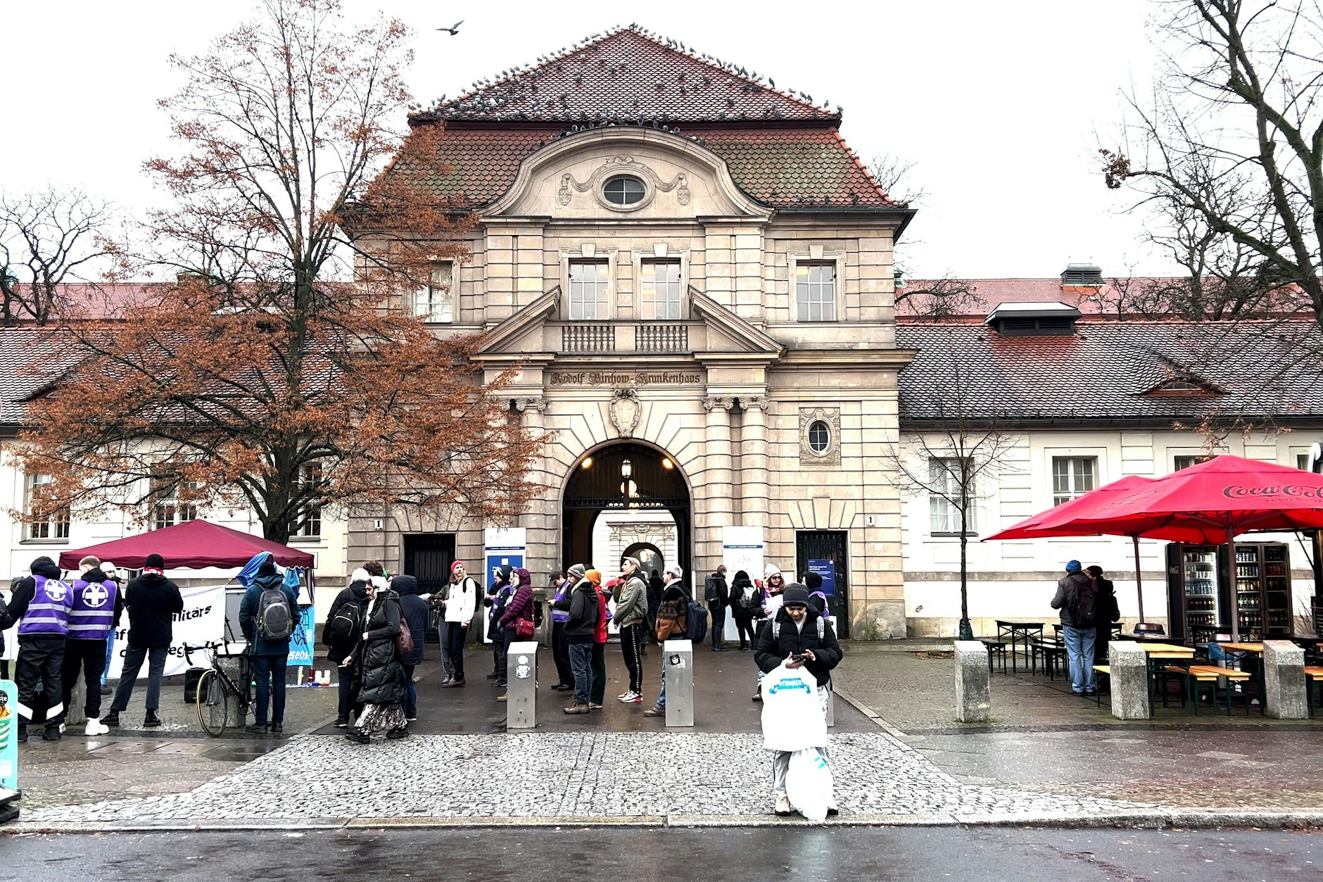 Kundgebung am Portal zum Campus Virchow der Charité.