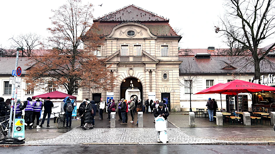 Kundgebung am Portal zum Campus Virchow der Charité.