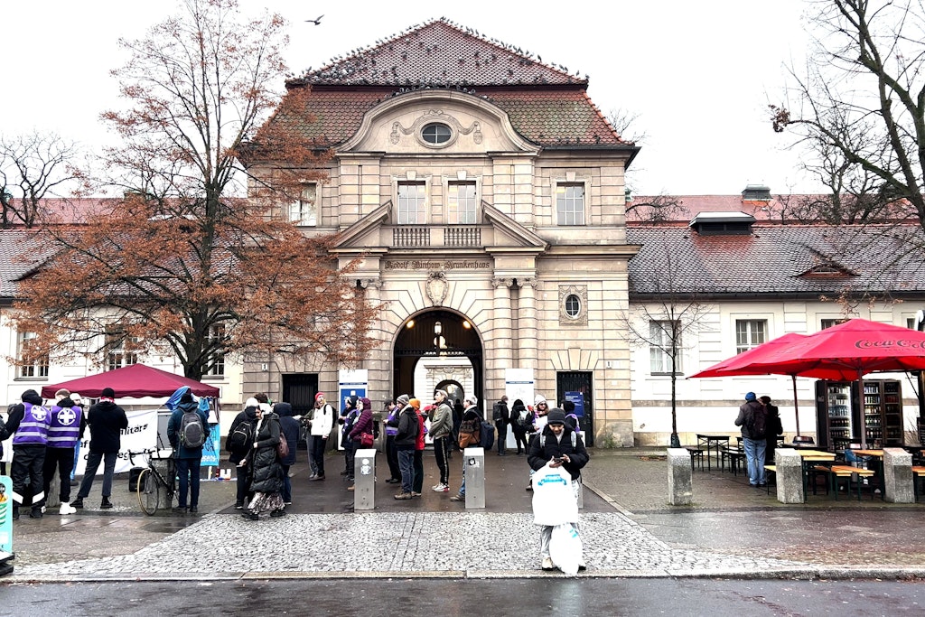 Ärzte demonstrieren vor der Charité: „Prävention von Kriegen ist die beste Medizin“